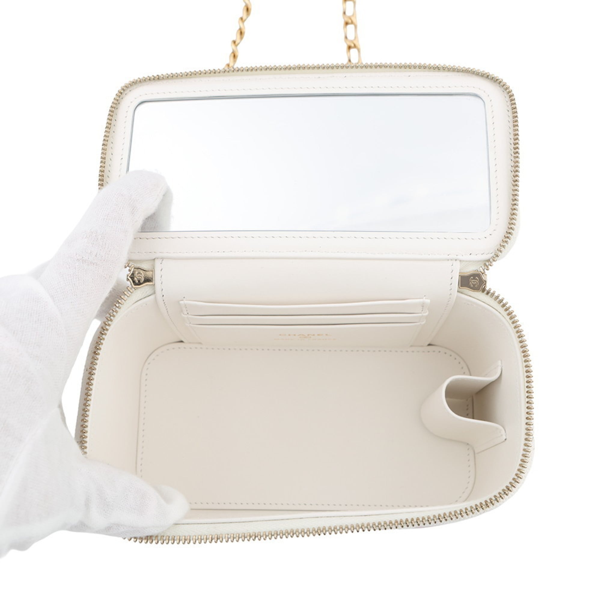 Chanel Matelasse White Grained Calfskin Shoulder Bag (Pre-Owned)