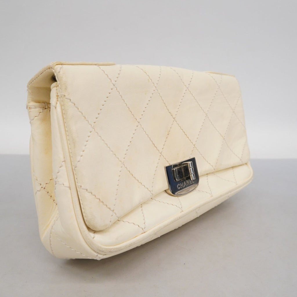 Chanel White Leather Shoulder Bag (Pre-Owned)