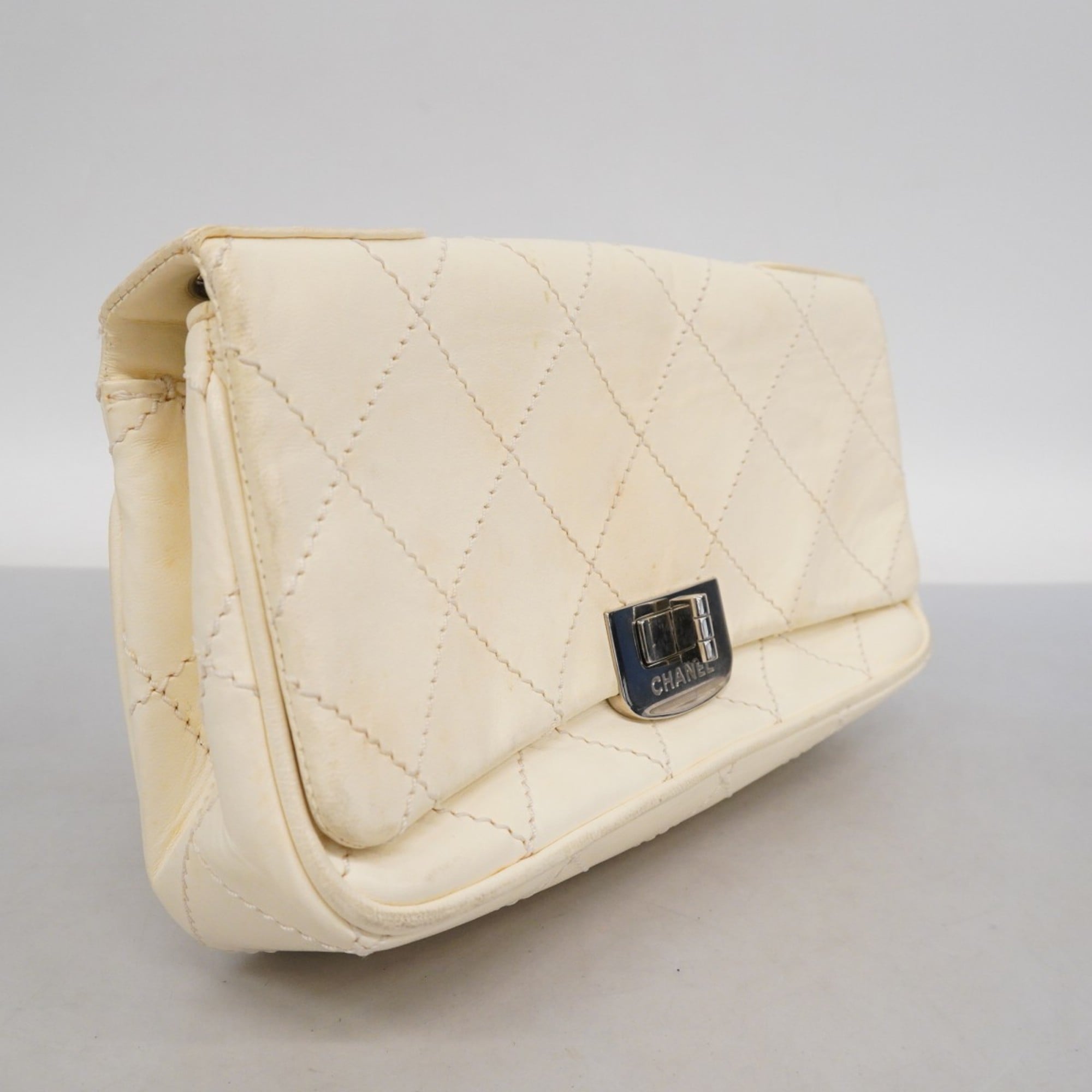 Chanel White Leather Shoulder Bag (Pre-Owned)