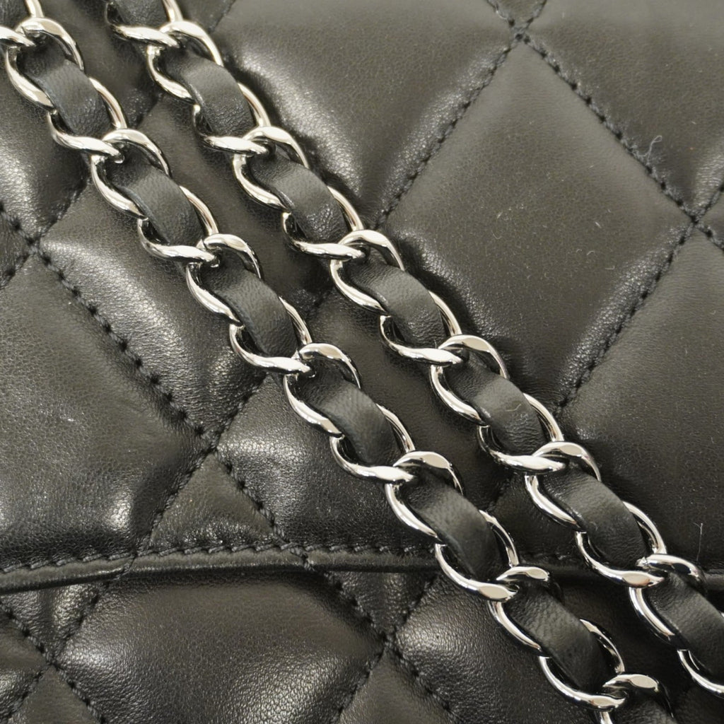 Chanel Black Leather Shoulder Bag (Pre-Owned)
