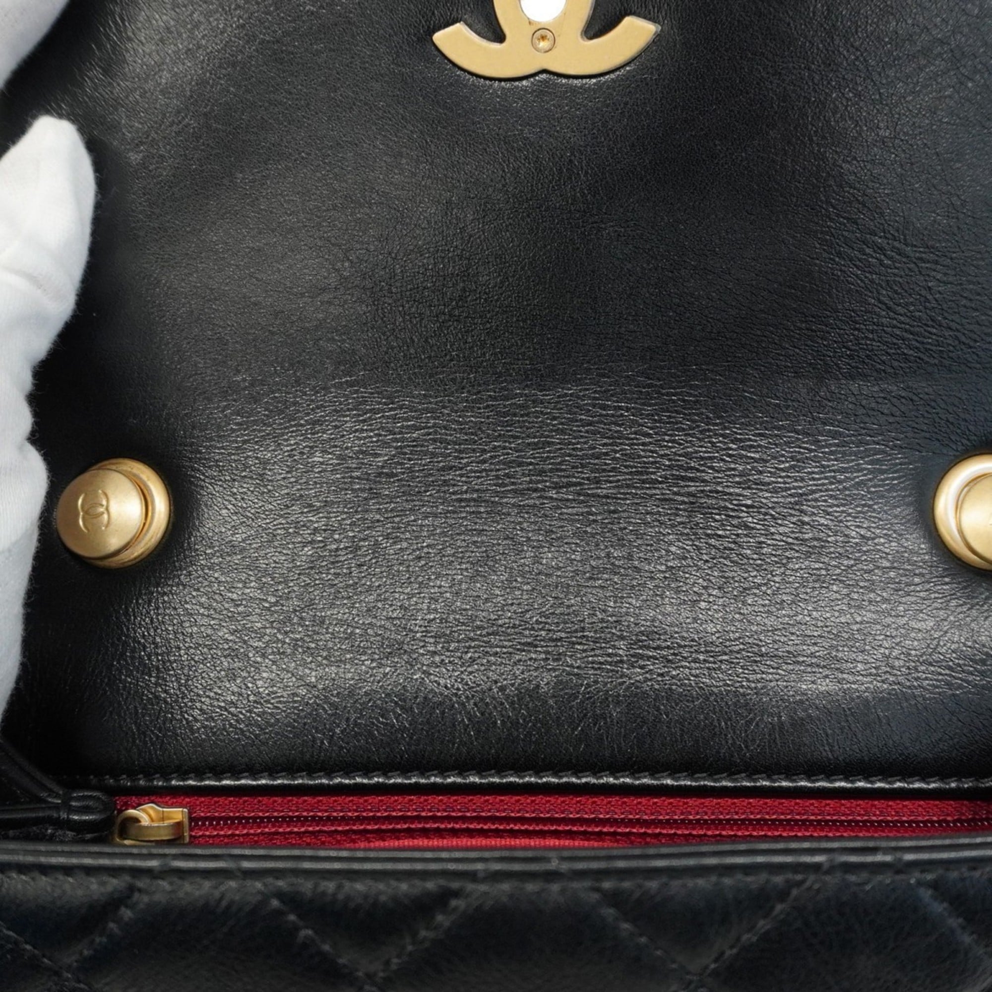 Chanel Black Leather Shoulder Bag (Pre-Owned)