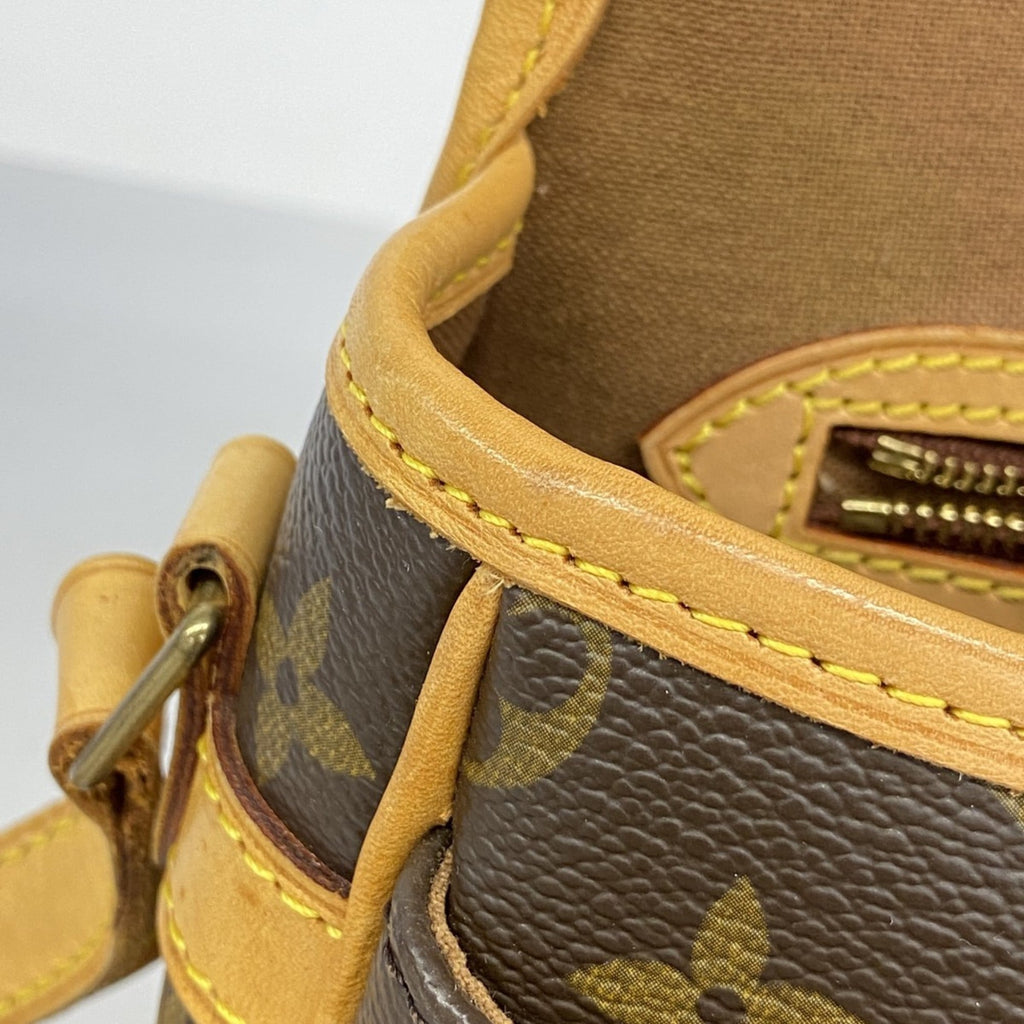 Louis Vuitton Brown Shoulder Bag (Pre-Owned)