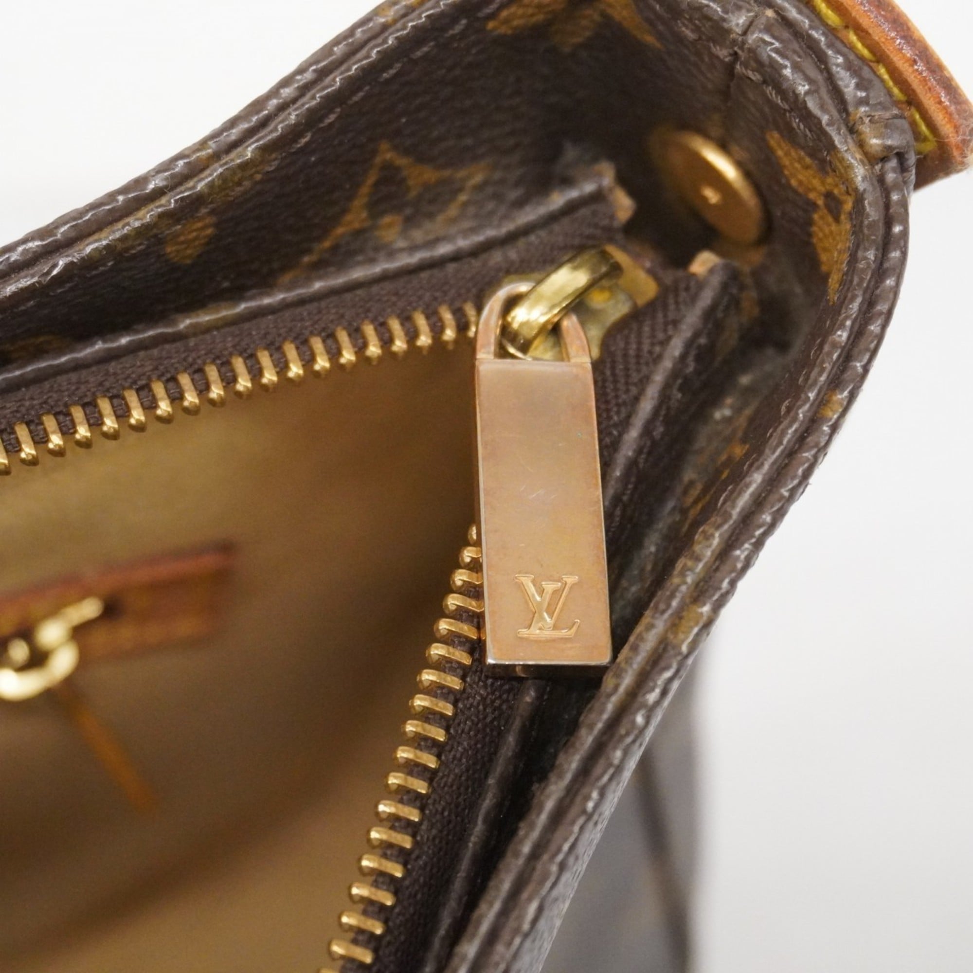Louis Vuitton Brown Shoulder Bag (Pre-Owned)