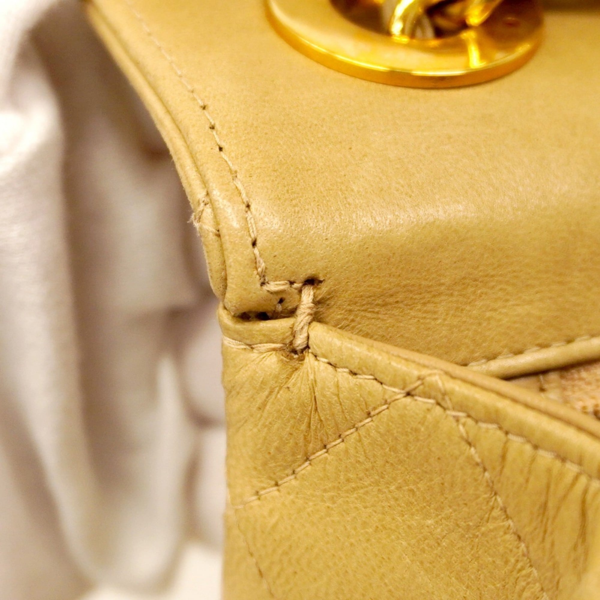 Chanel Beige Leather Shoulder Bag (Pre-Owned)