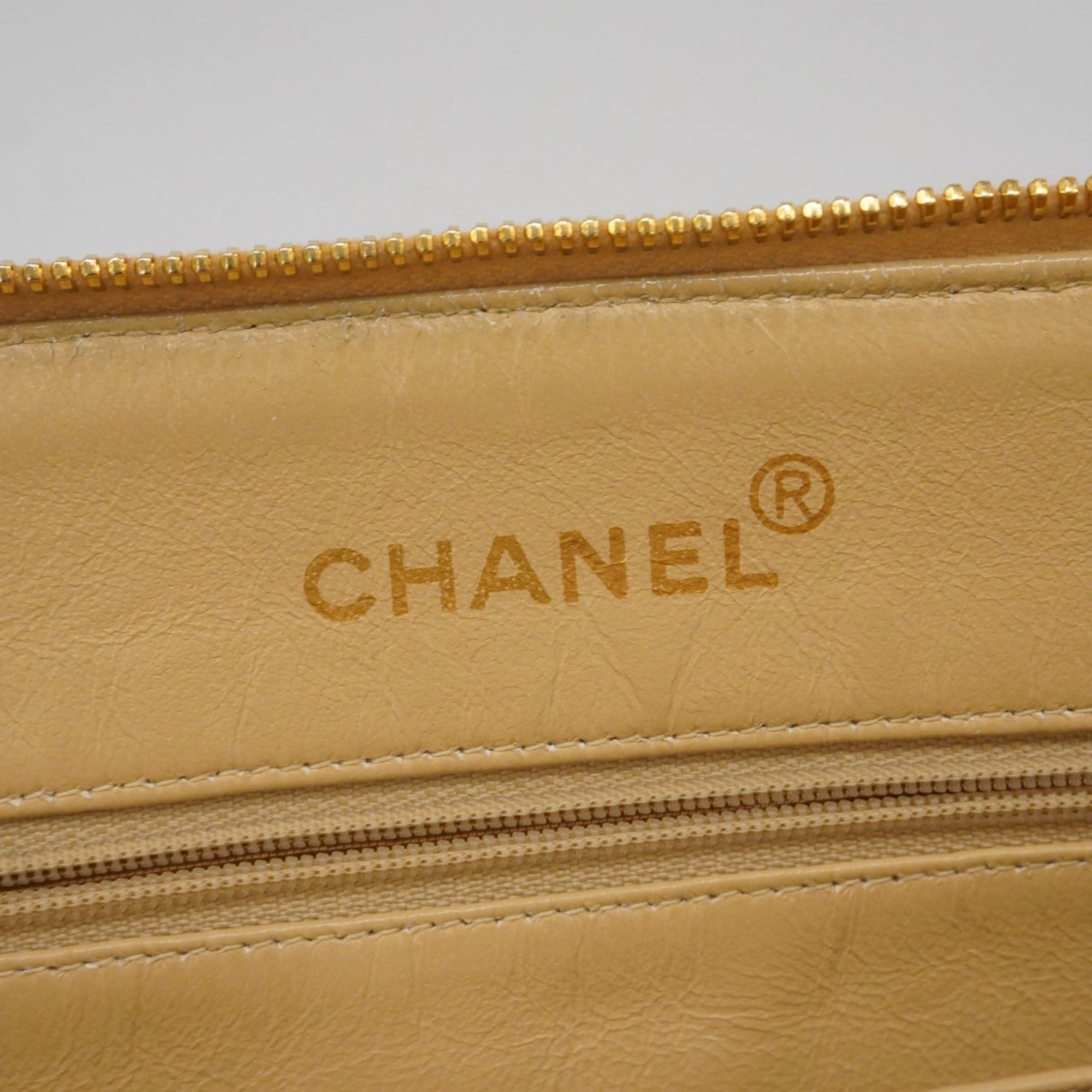 Chanel Beige Leather Shoulder Bag (Pre-Owned)