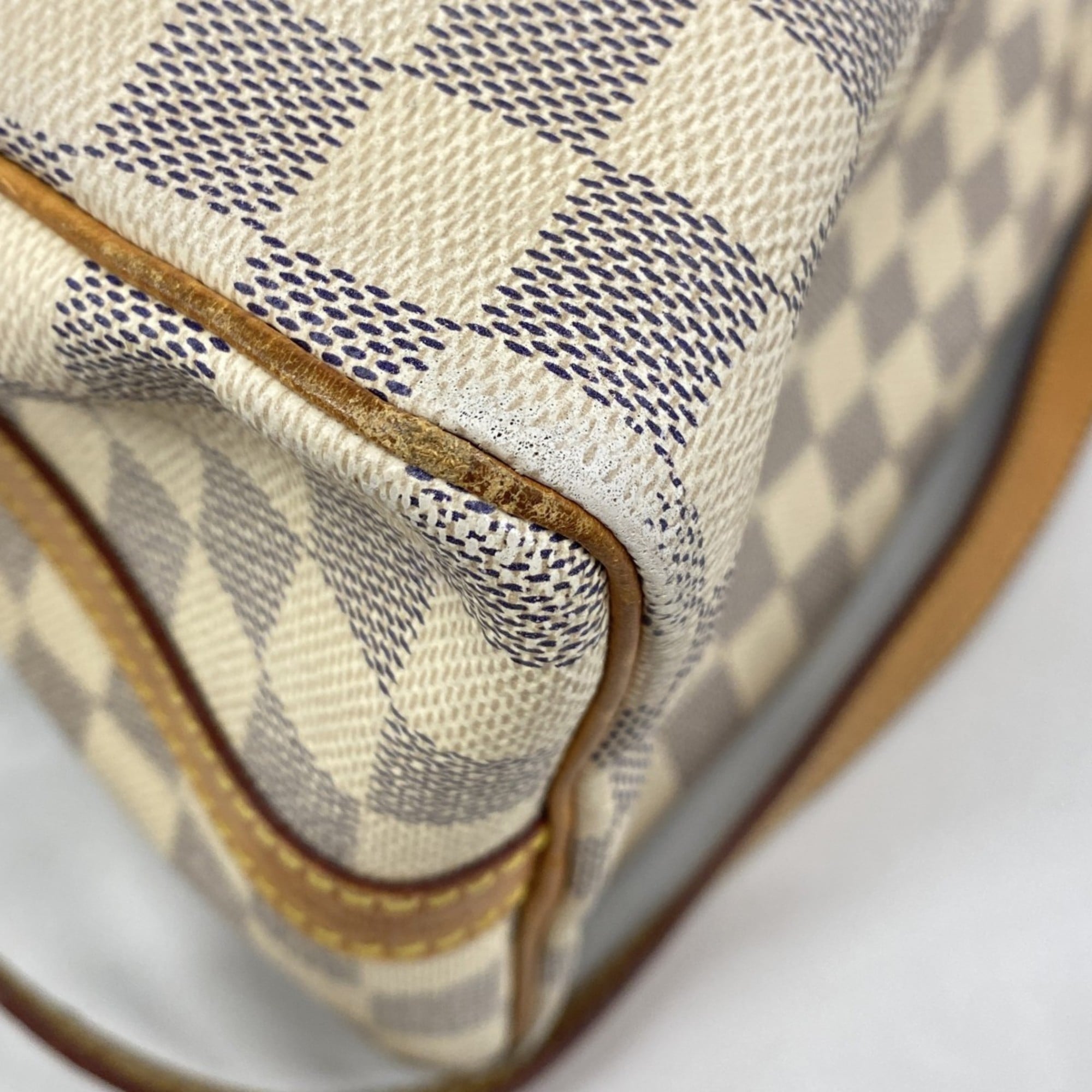 Louis Vuitton White Handbag (Pre-Owned)