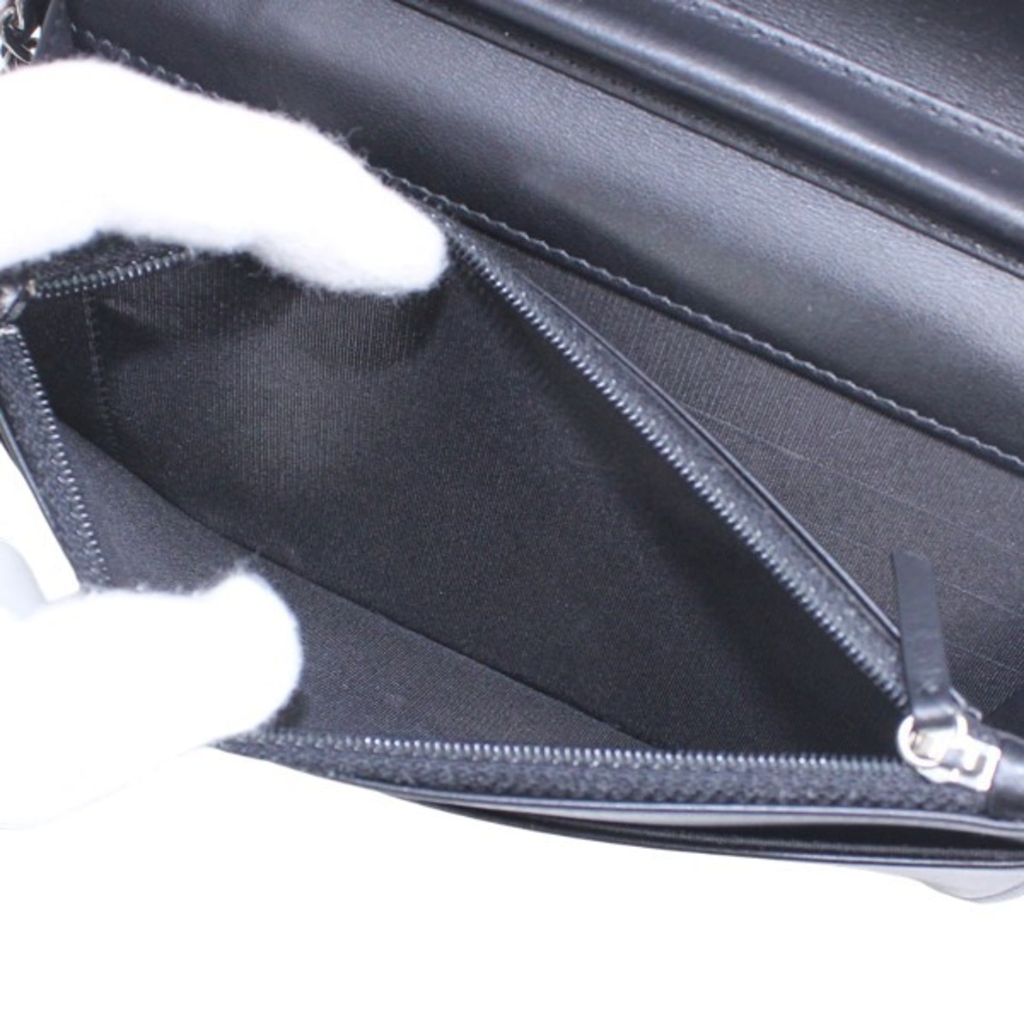 Chanel Black Leather Shoulder Bag (Pre-Owned)