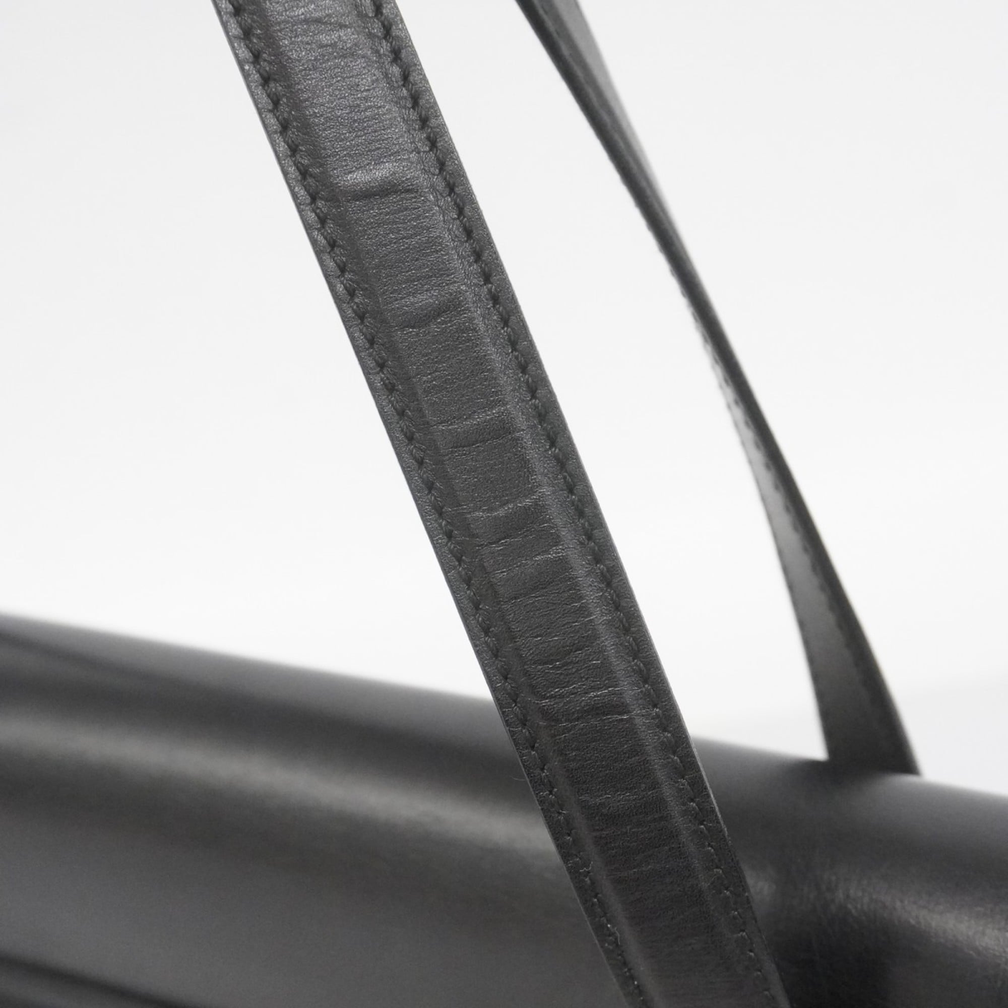 Salvatore Ferragamo Black Leather Shoulder Bag (Pre-Owned)