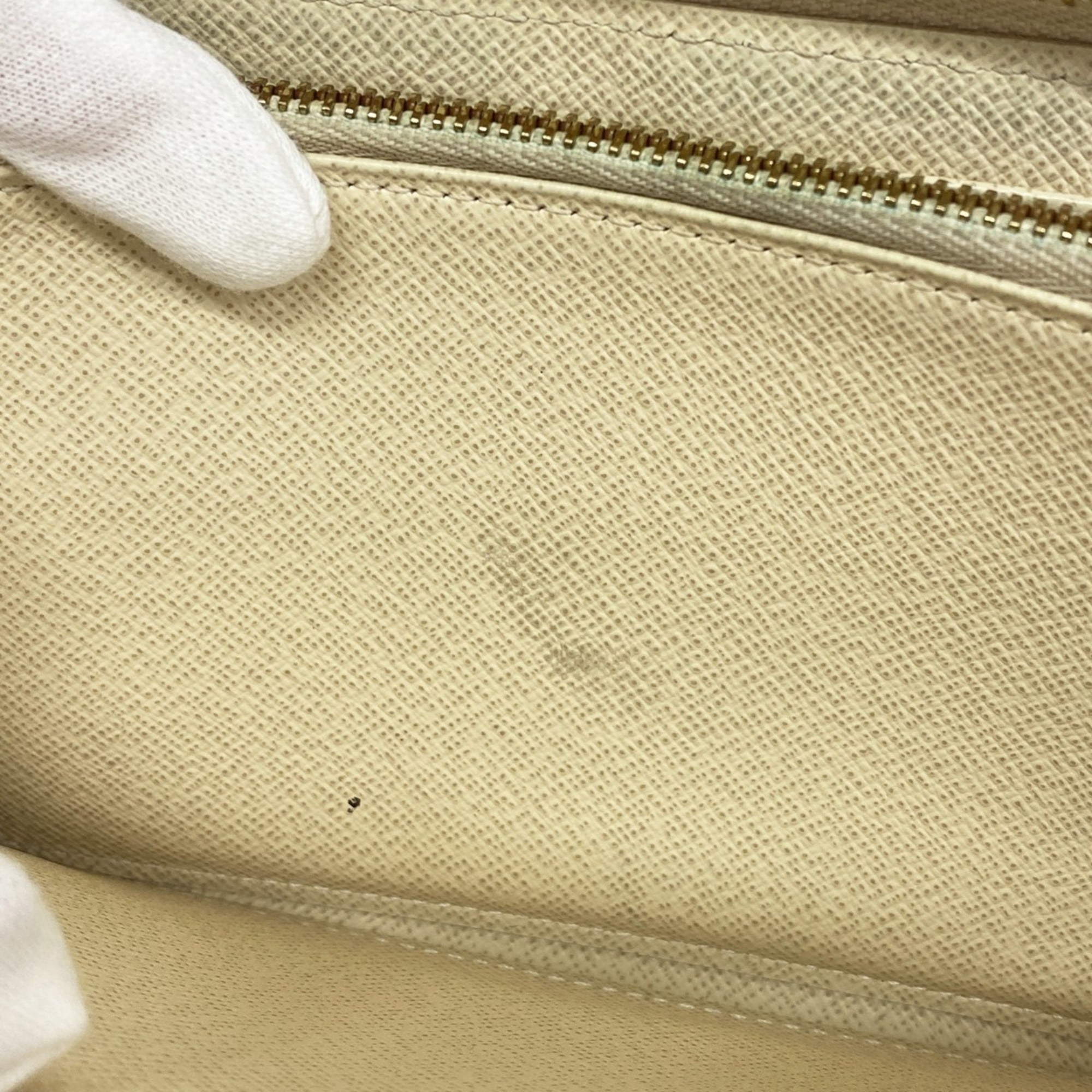 Louis Vuitton White Long Wallet (Bi-Fold) (Pre-Owned)