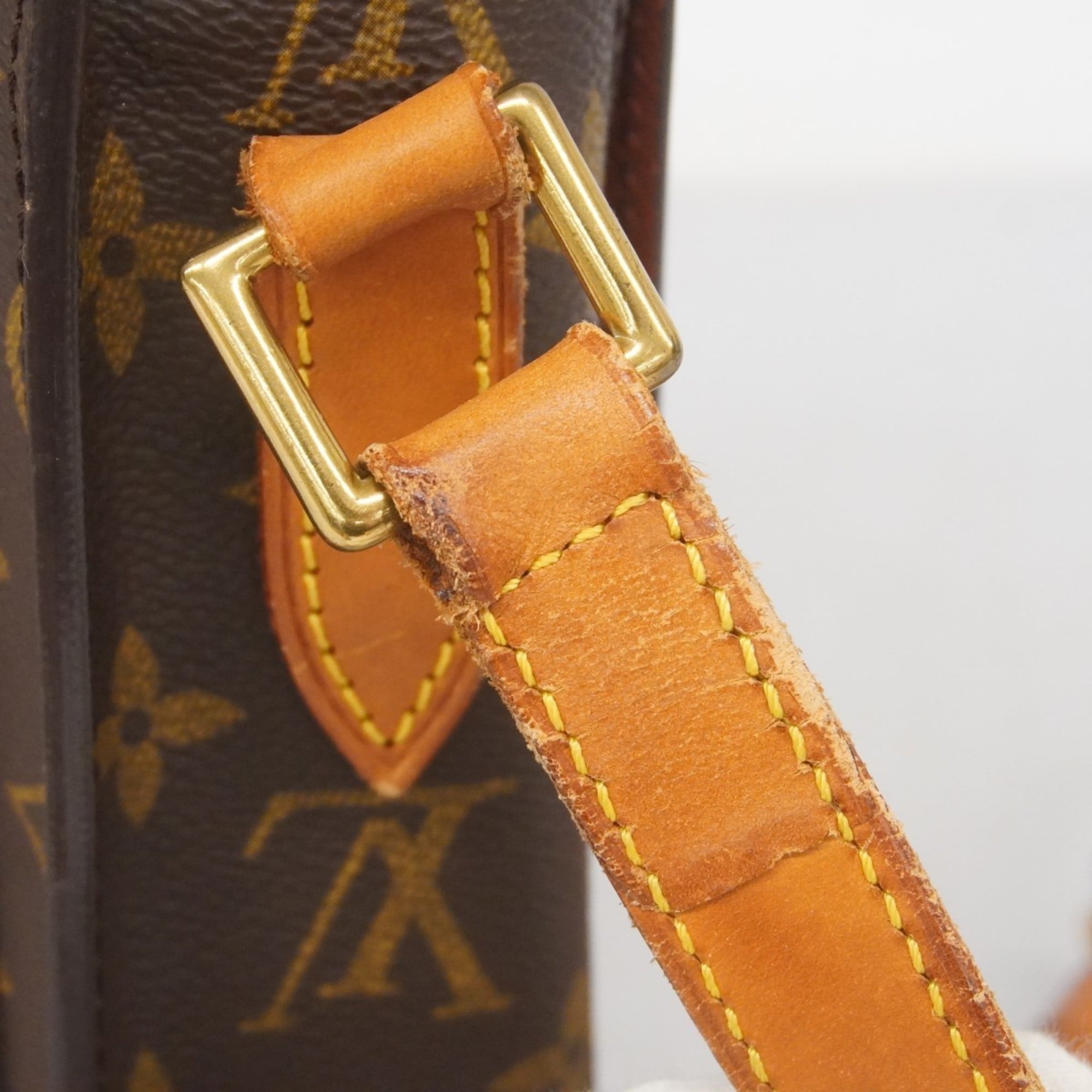 Louis Vuitton Brown Shoulder Bag (Pre-Owned)