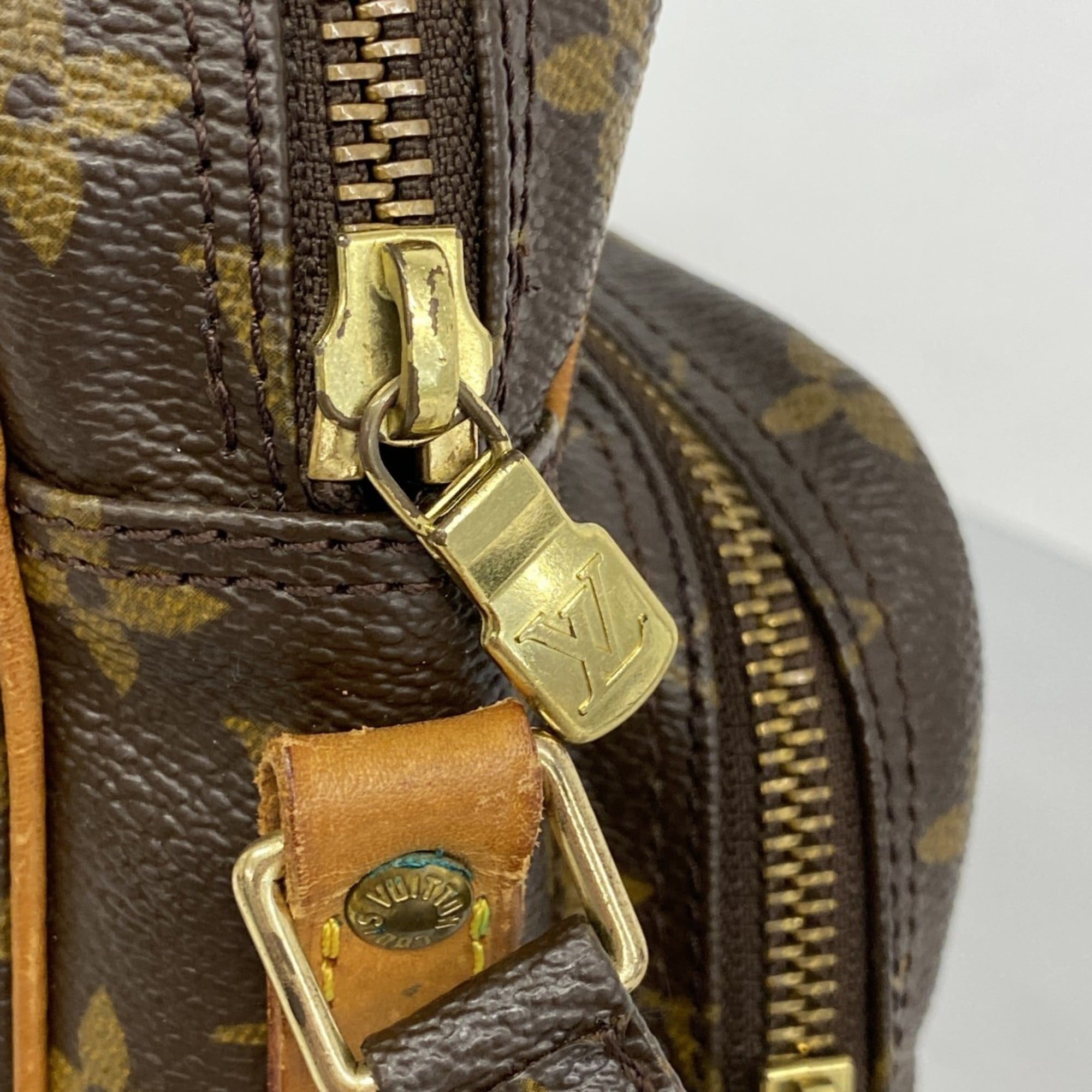 Louis Vuitton Brown Shoulder Bag (Pre-Owned)