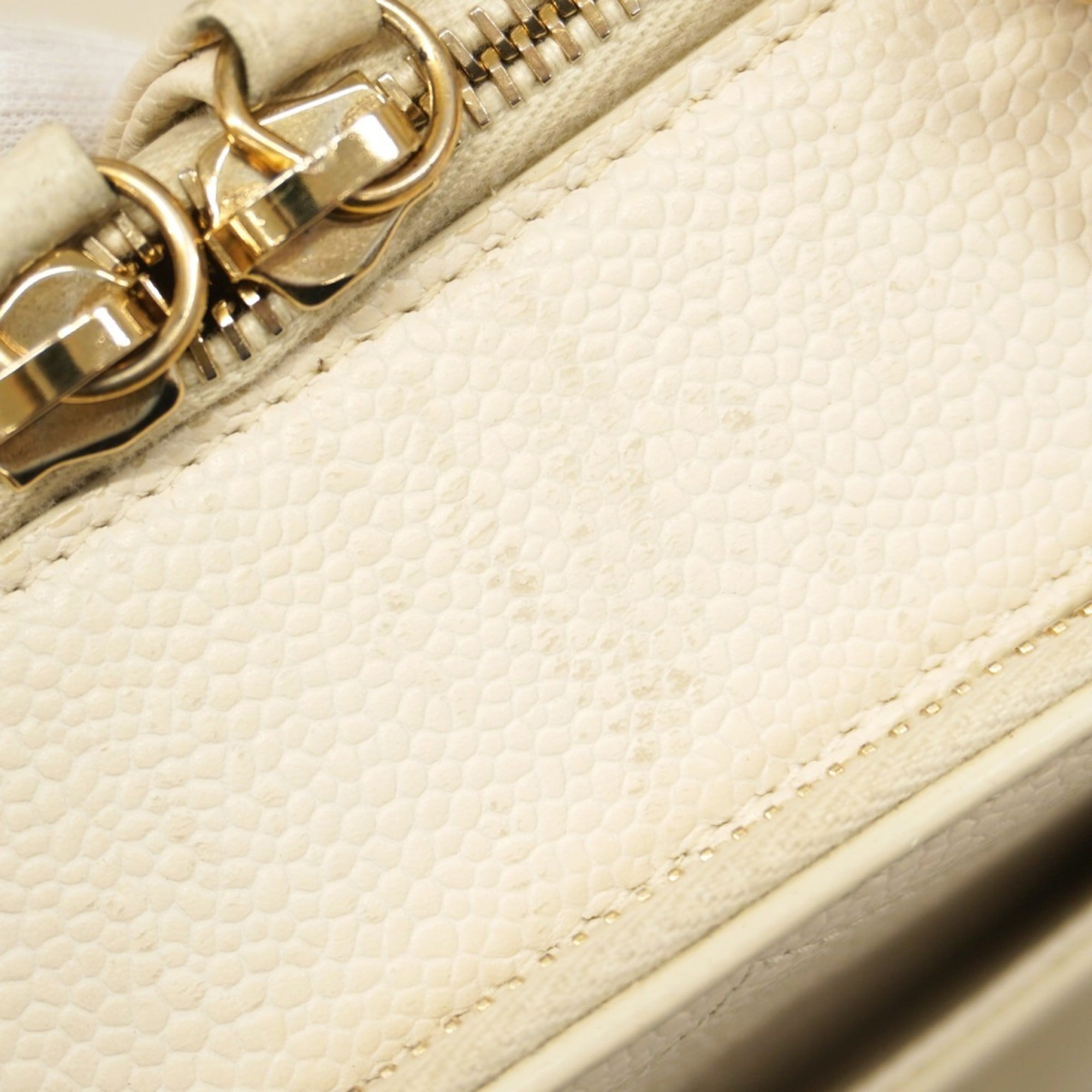 Chanel White Grained Calfskin Handbag (Pre-Owned)