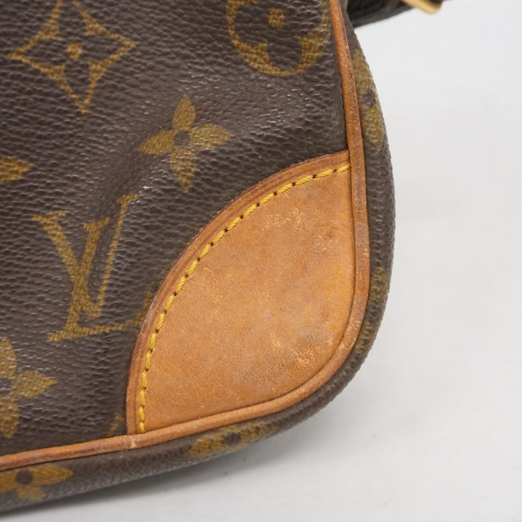 Louis Vuitton Brown Clutch Bag (Pre-Owned)