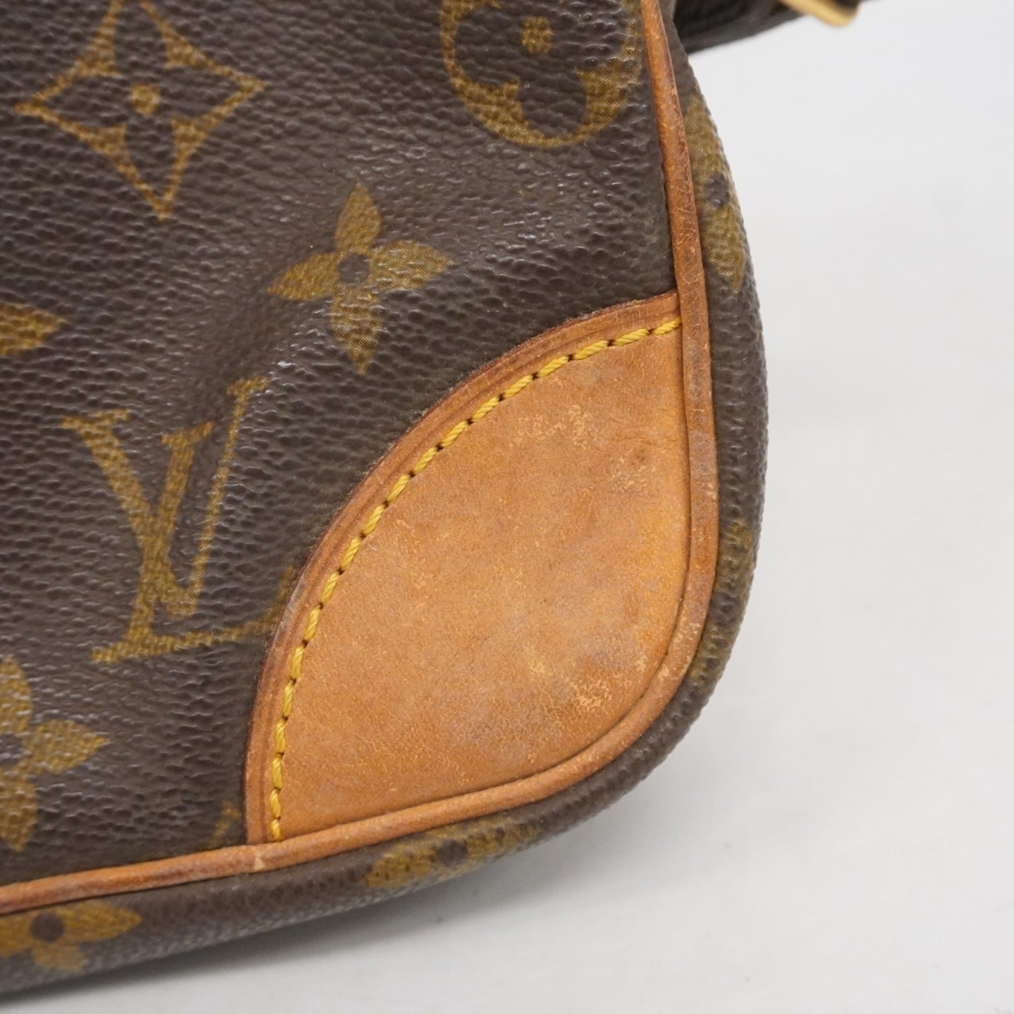 Louis Vuitton Brown Clutch Bag (Pre-Owned)