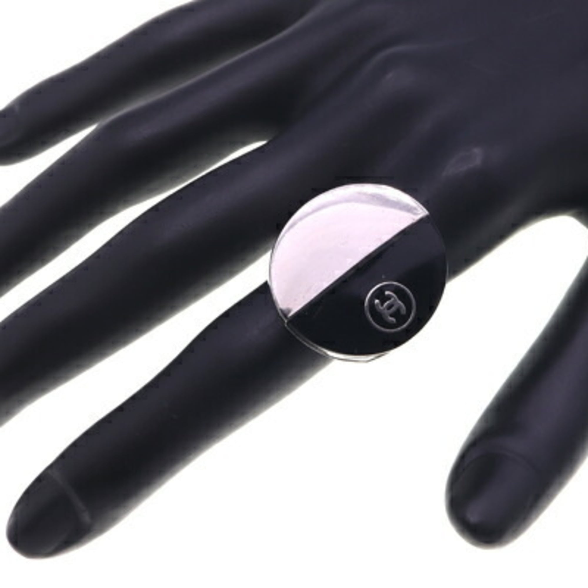 Chanel Silver Metal Band Ring (Pre-Owned)