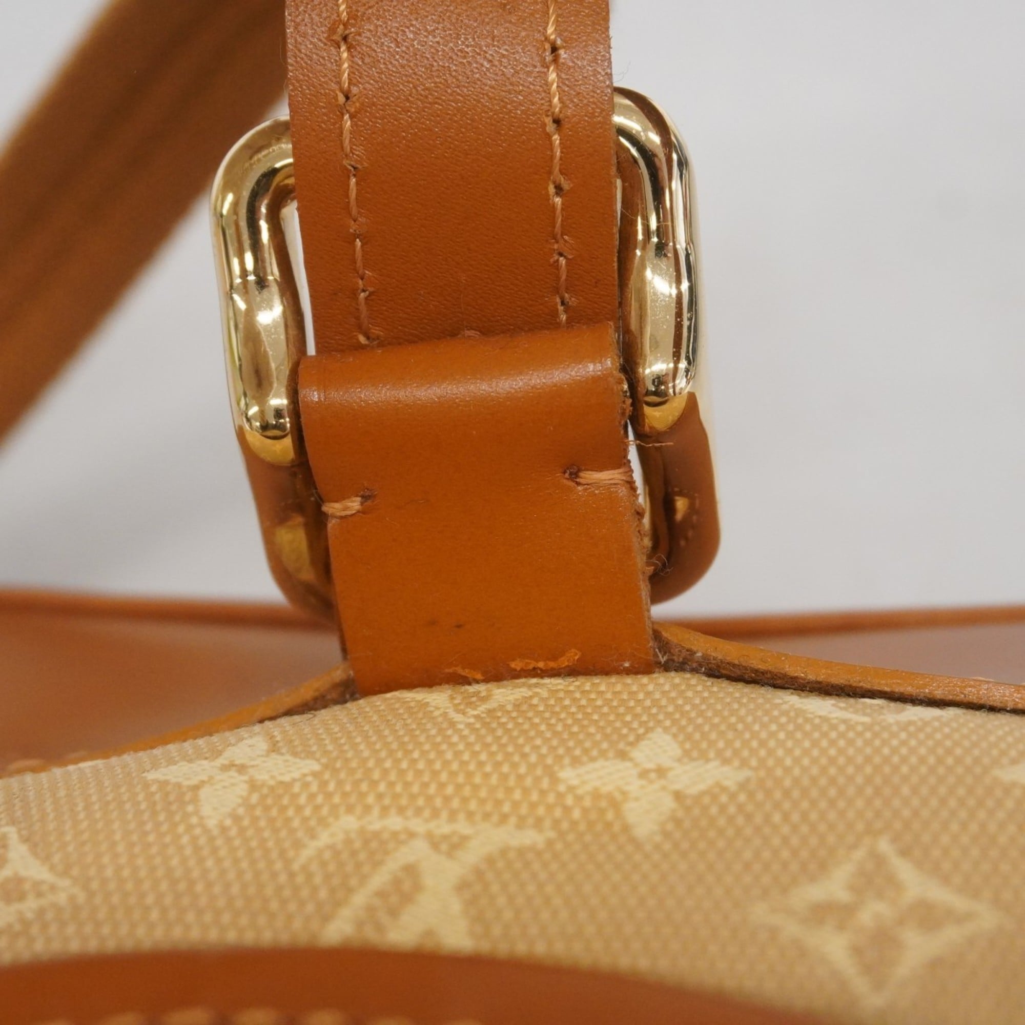 Louis Vuitton Beige Shoulder Bag (Pre-Owned)
