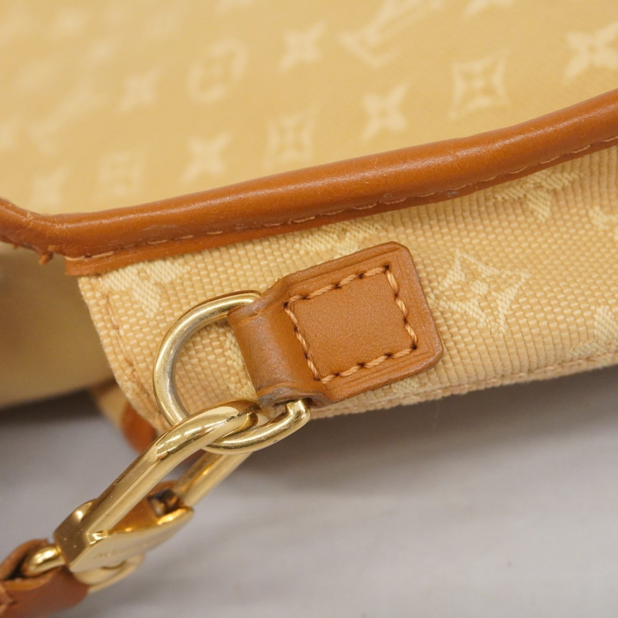 Louis Vuitton Beige Shoulder Bag (Pre-Owned)
