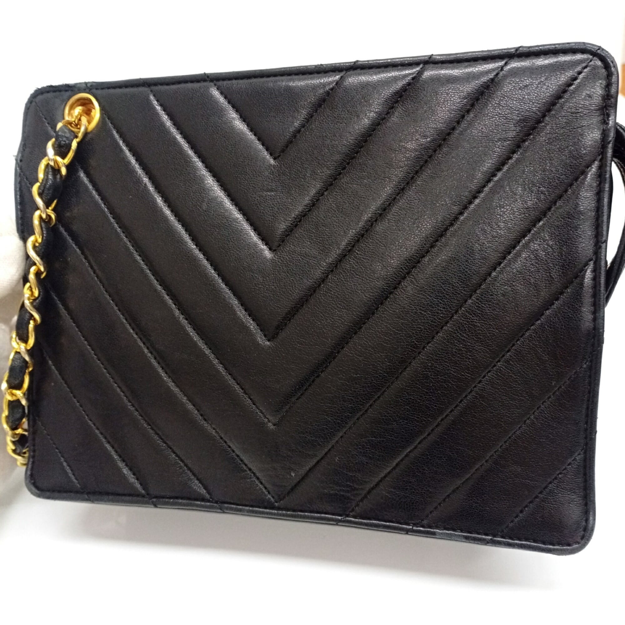 Chanel Black Leather Shoulder Bag (Pre-Owned)