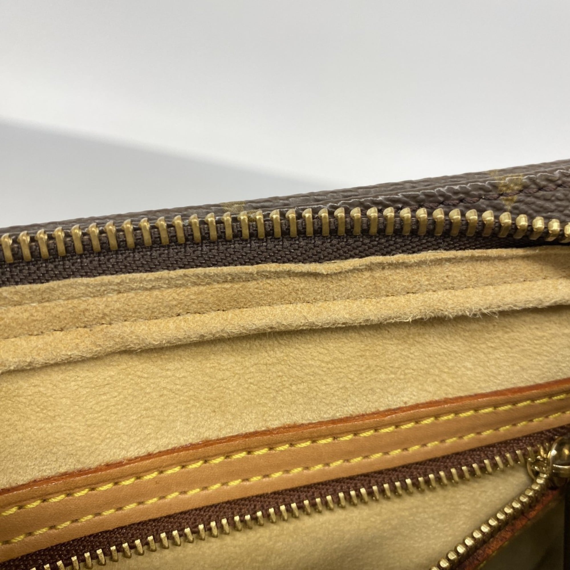 Louis Vuitton Brown Shoulder Bag (Pre-Owned)