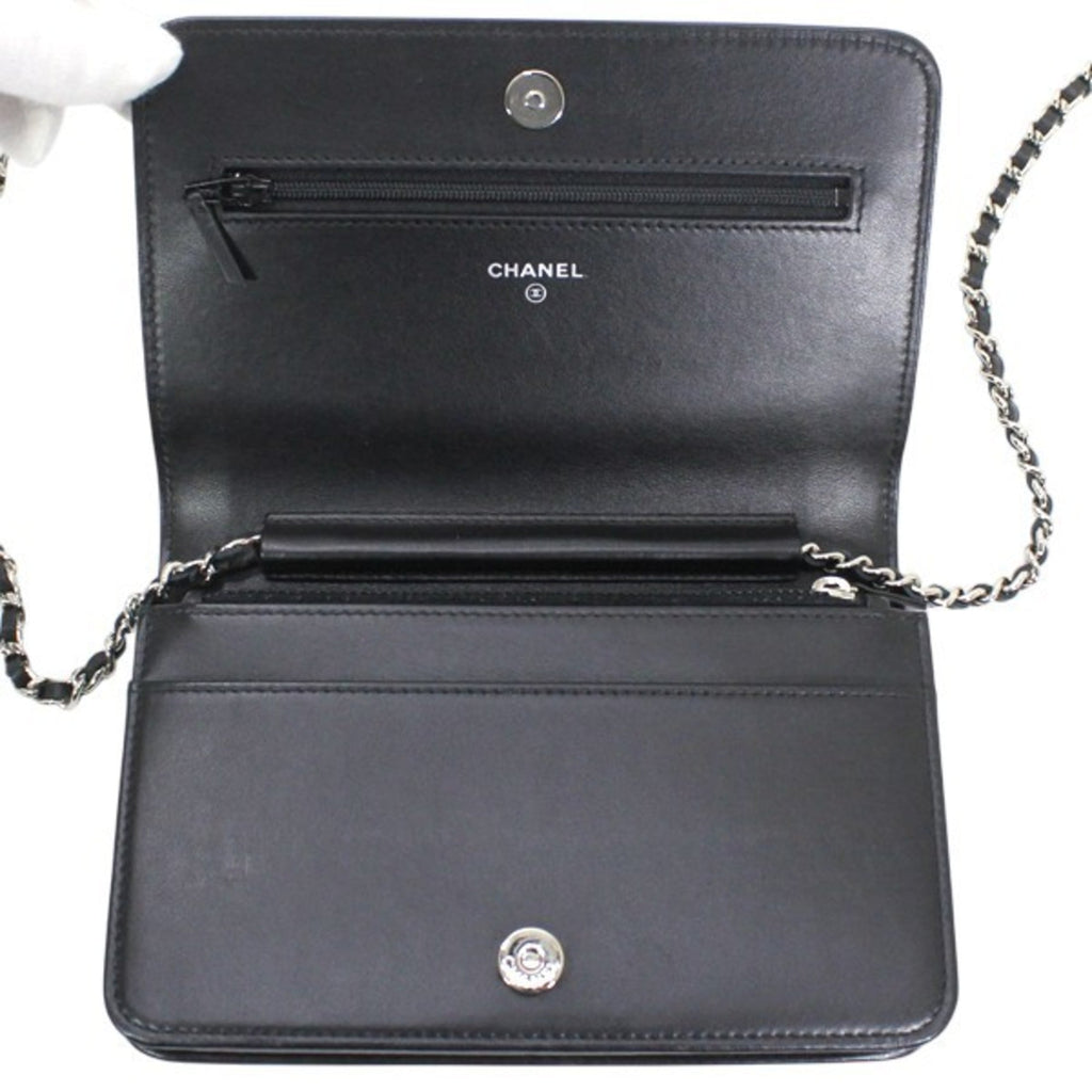 Chanel Black Leather Shoulder Bag (Pre-Owned)