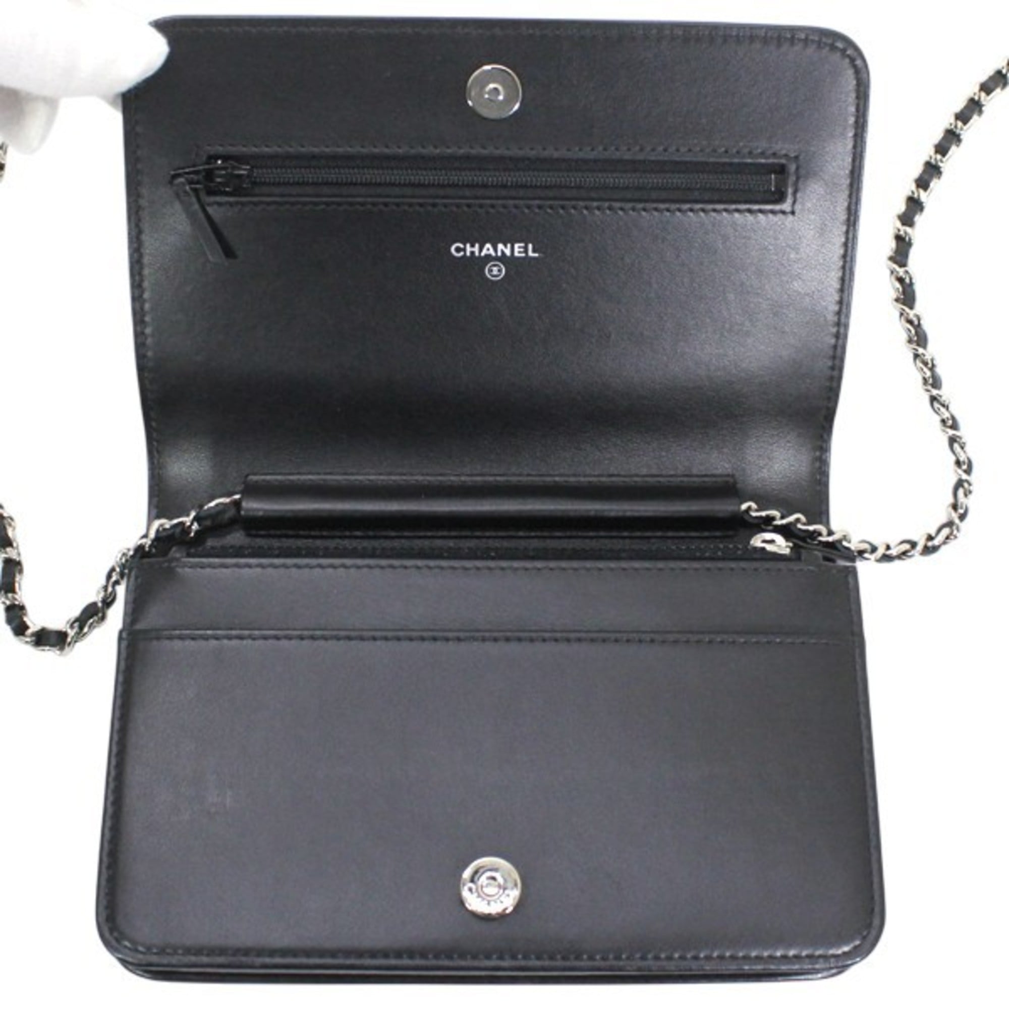Chanel Black Leather Shoulder Bag (Pre-Owned)
