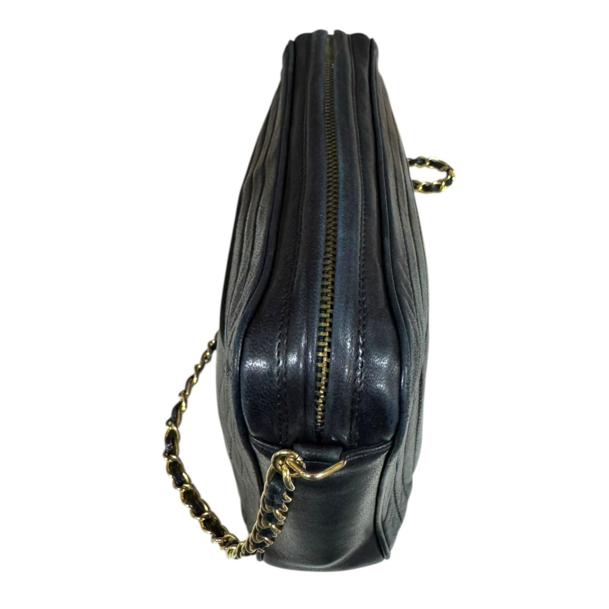 Chanel Black Leather Shoulder Bag (Pre-Owned)