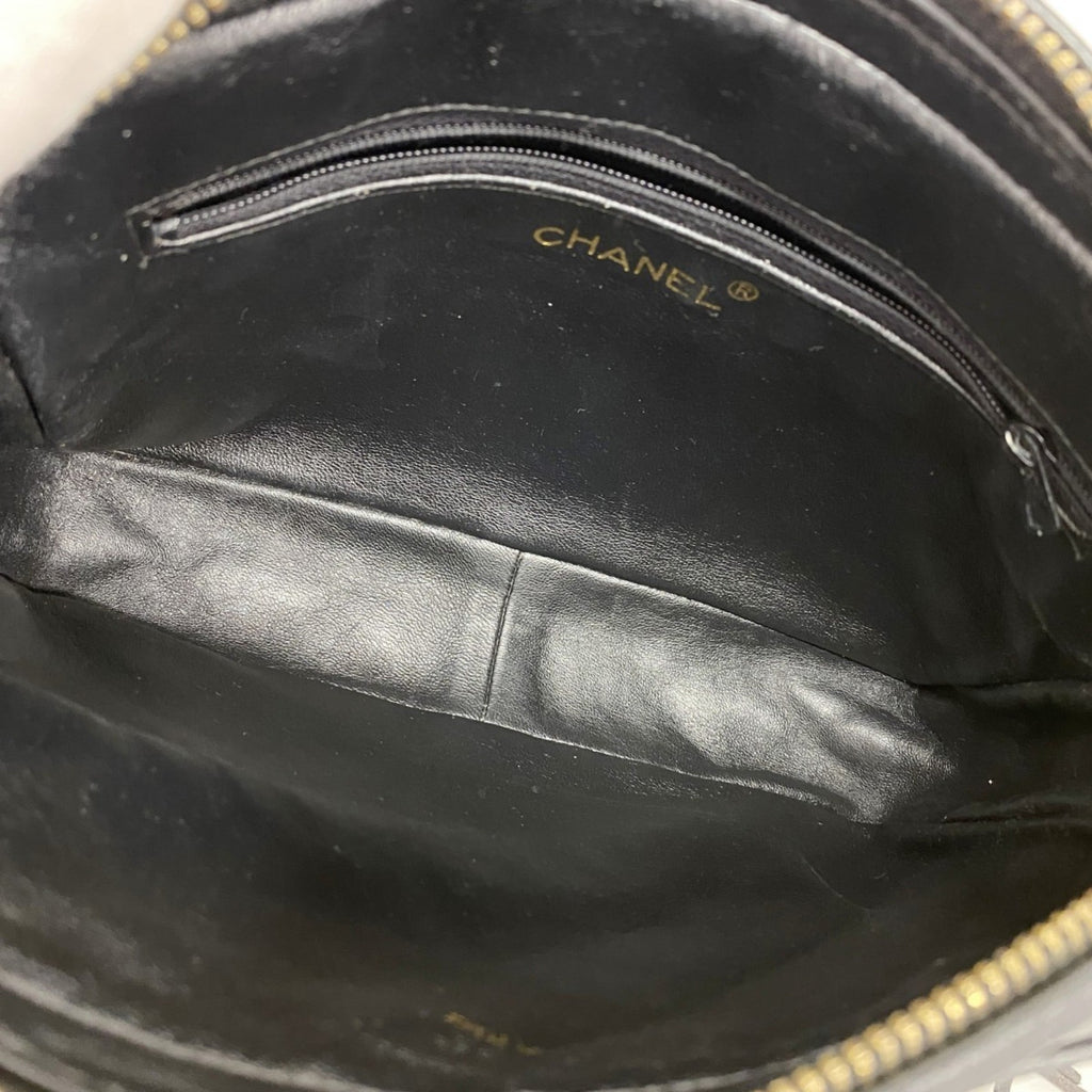 Chanel Black Leather Shoulder Bag (Pre-Owned)