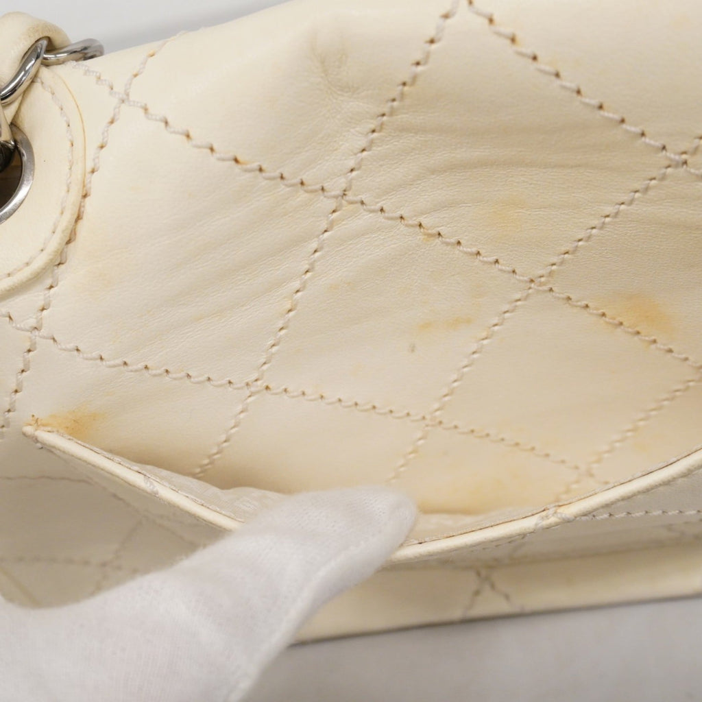 Chanel White Leather Shoulder Bag (Pre-Owned)