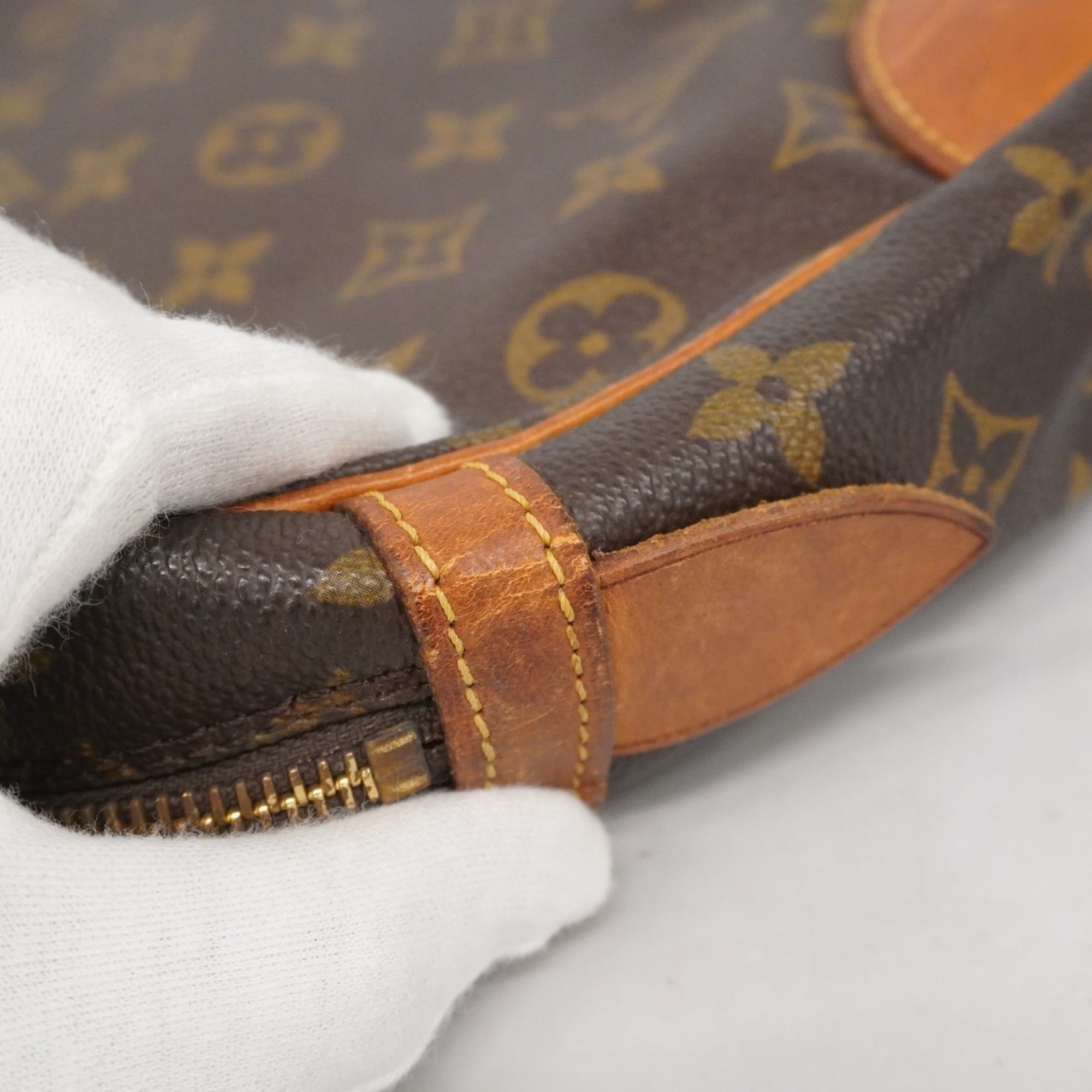 Louis Vuitton Brown Clutch Bag (Pre-Owned)