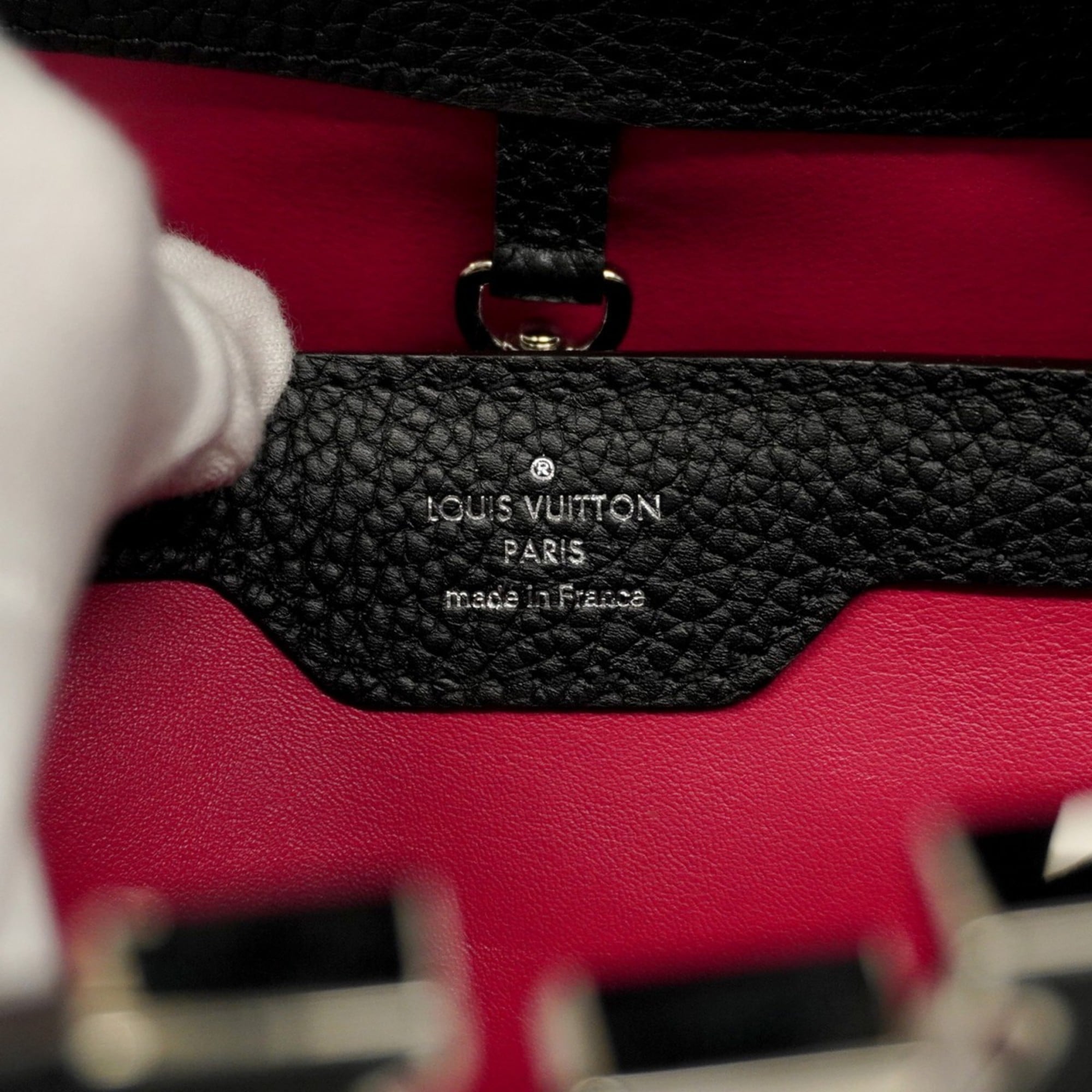 Louis Vuitton Noir Handbag (Pre-Owned)