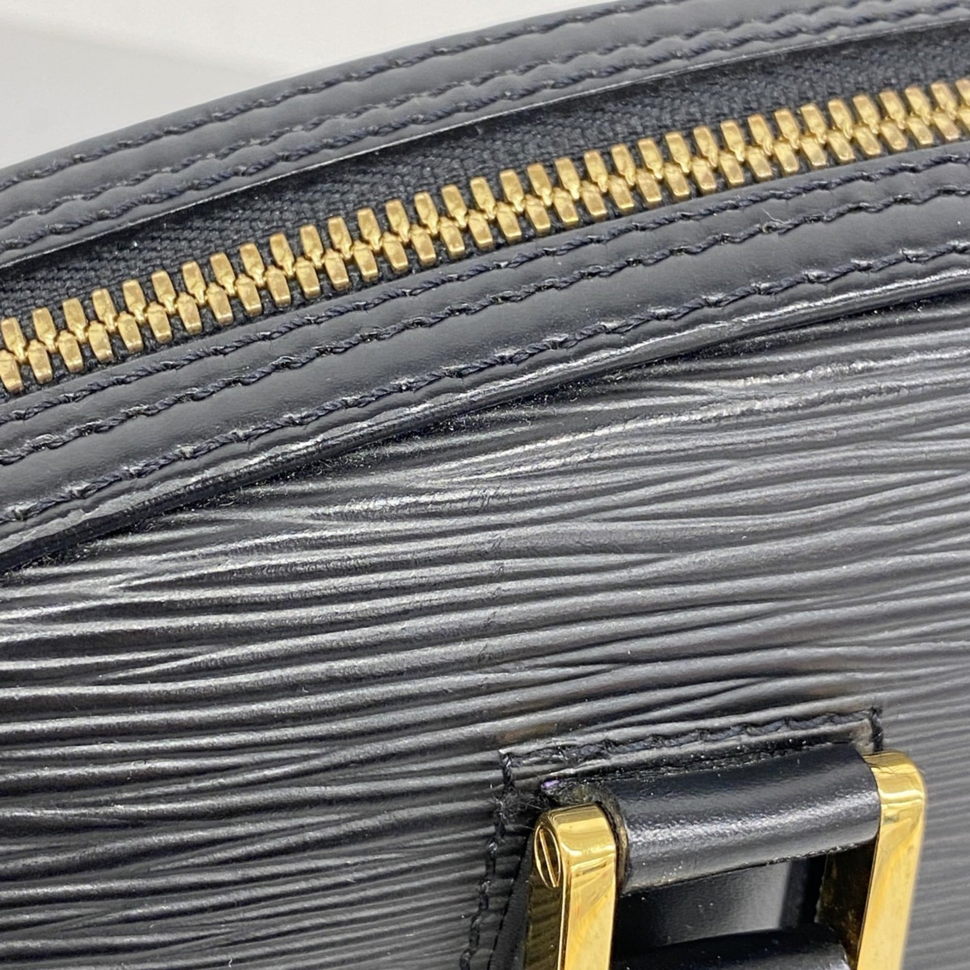 Louis Vuitton Noir Handbag (Pre-Owned)