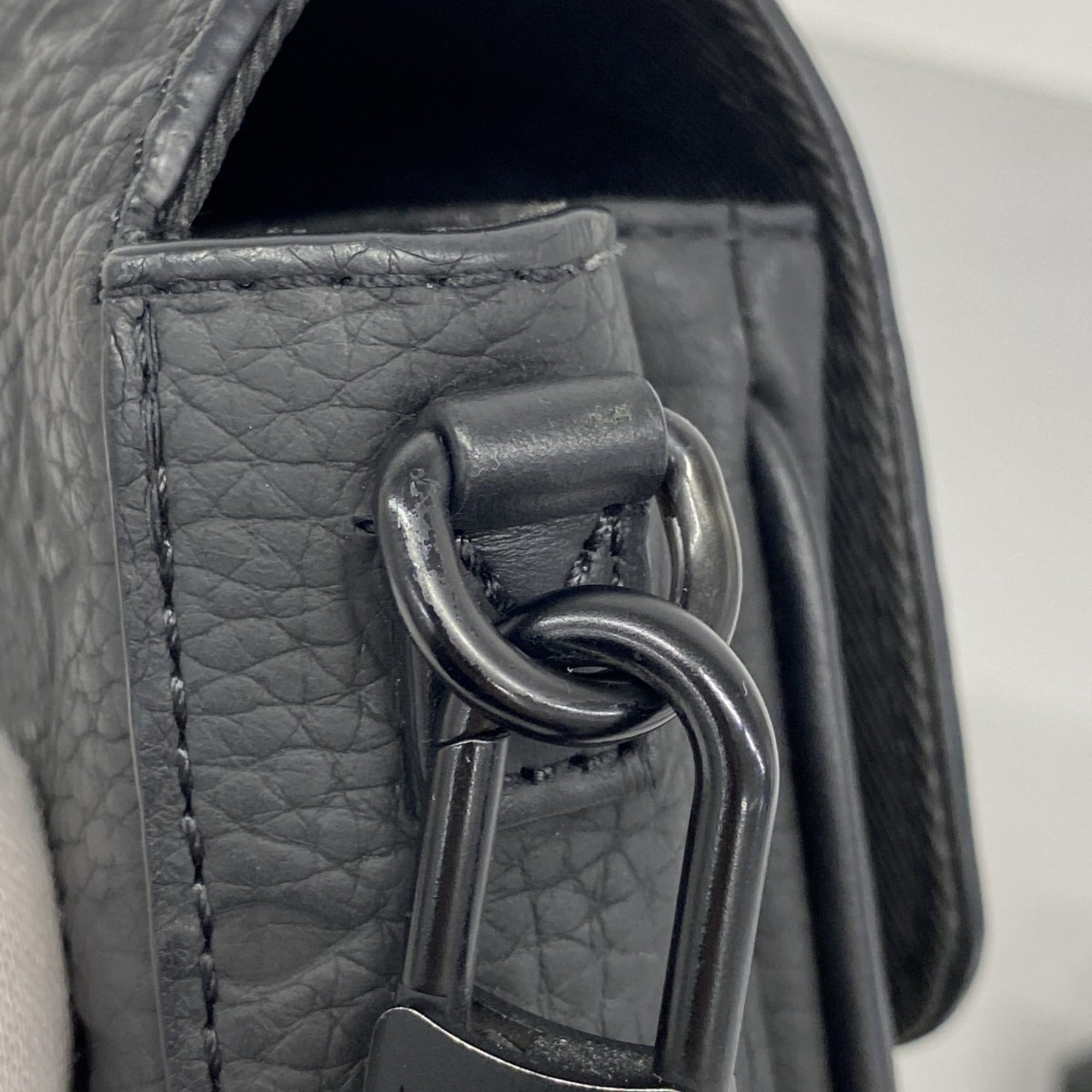 Louis Vuitton Noir Shoulder Bag (Pre-Owned)