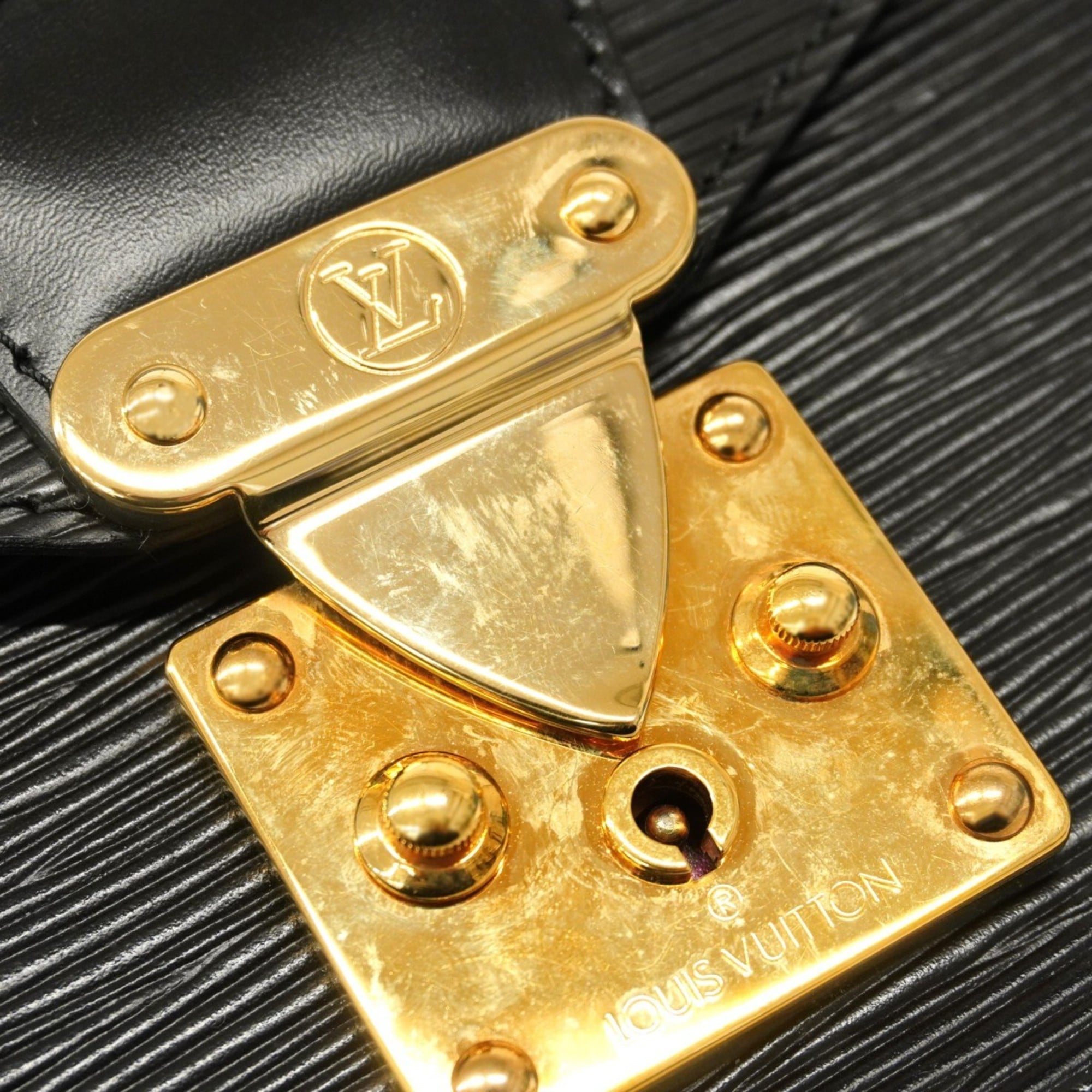 Louis Vuitton Noir Handbag (Pre-Owned)