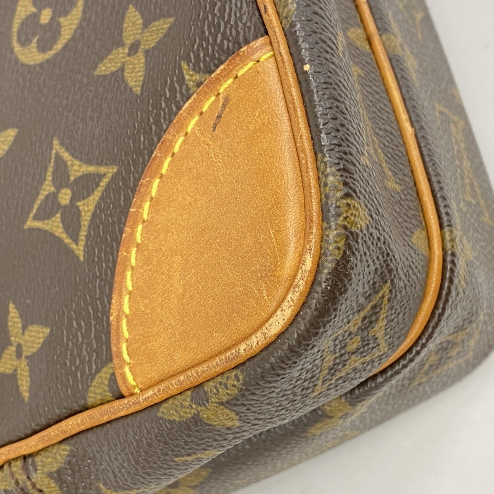 Louis Vuitton Brown Shoulder Bag (Pre-Owned)