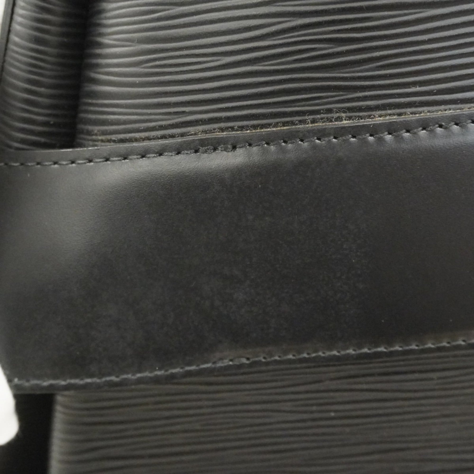 Louis Vuitton Noir Shoulder Bag (Pre-Owned)