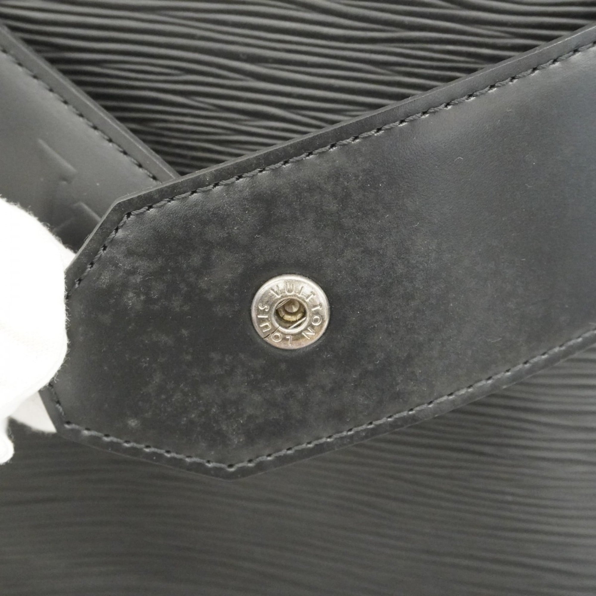 Louis Vuitton Noir Shoulder Bag (Pre-Owned)