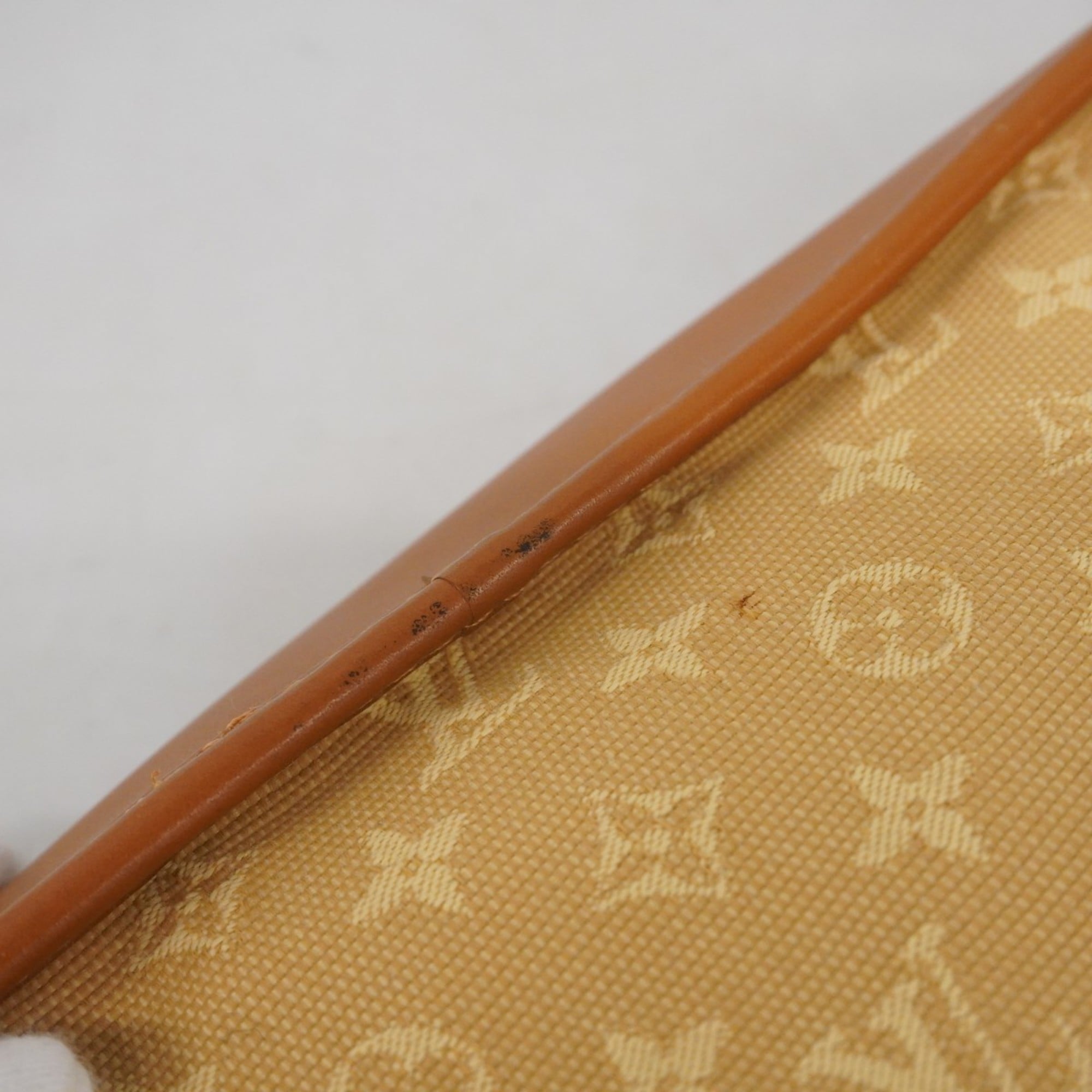 Louis Vuitton Beige Shoulder Bag (Pre-Owned)
