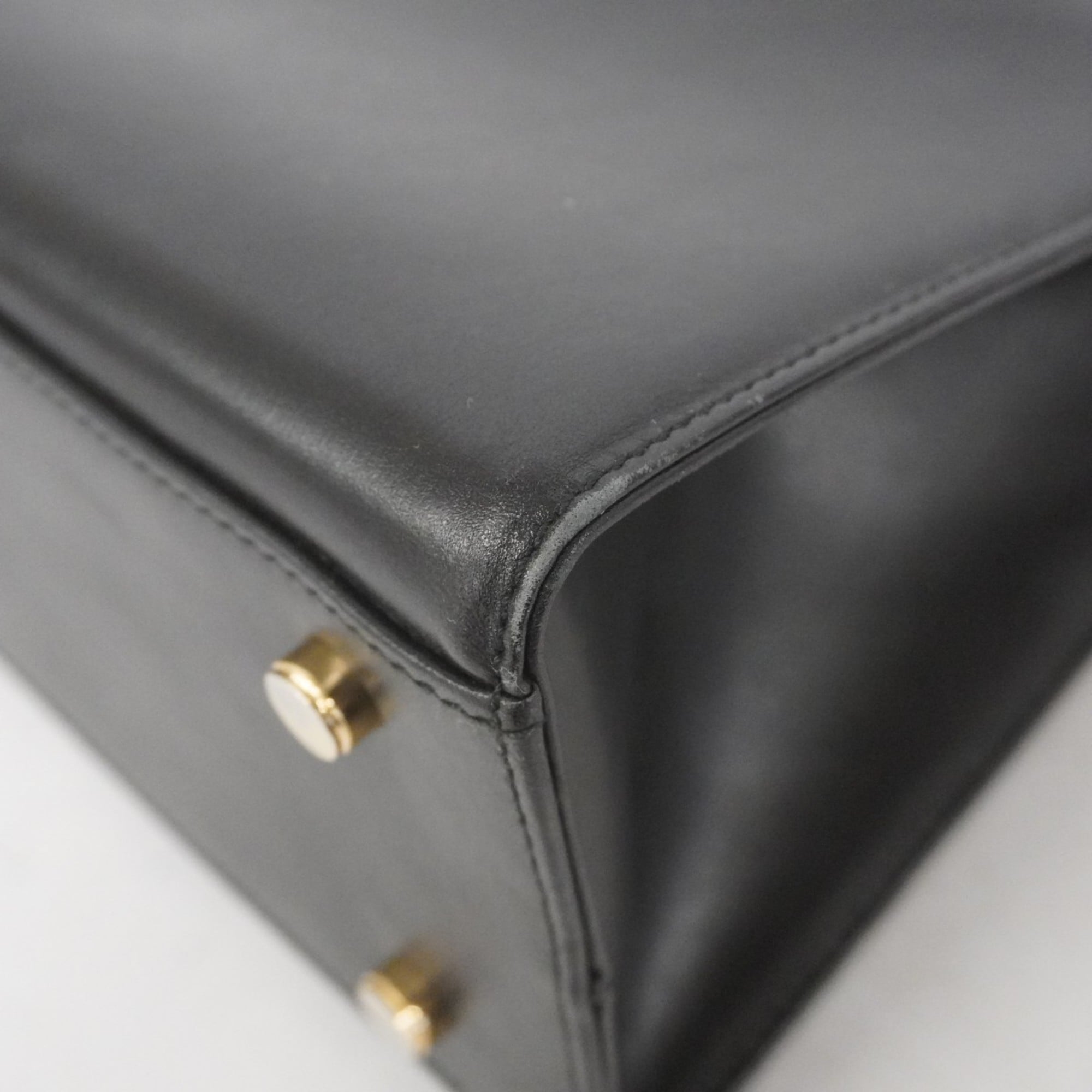 Salvatore Ferragamo Black Leather Shoulder Bag (Pre-Owned)