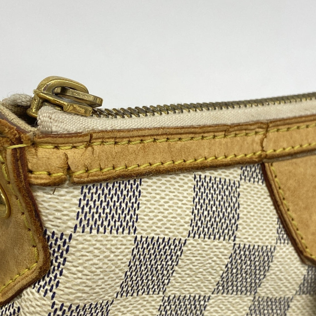 Louis Vuitton White Shoulder Bag (Pre-Owned)