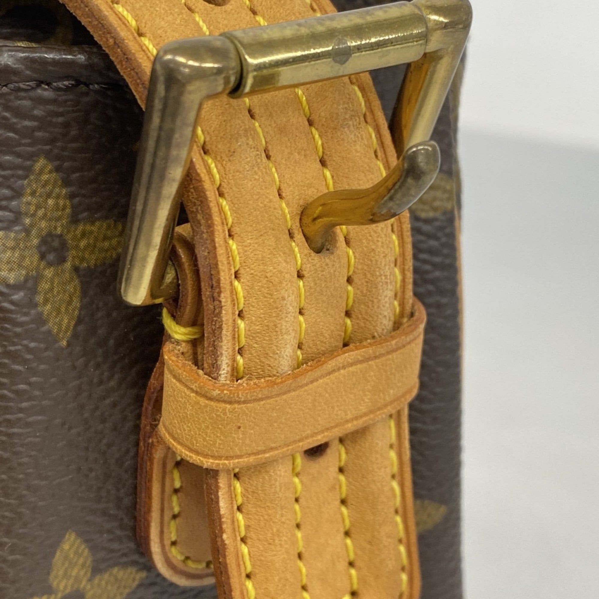 Louis Vuitton Brown Shoulder Bag (Pre-Owned)