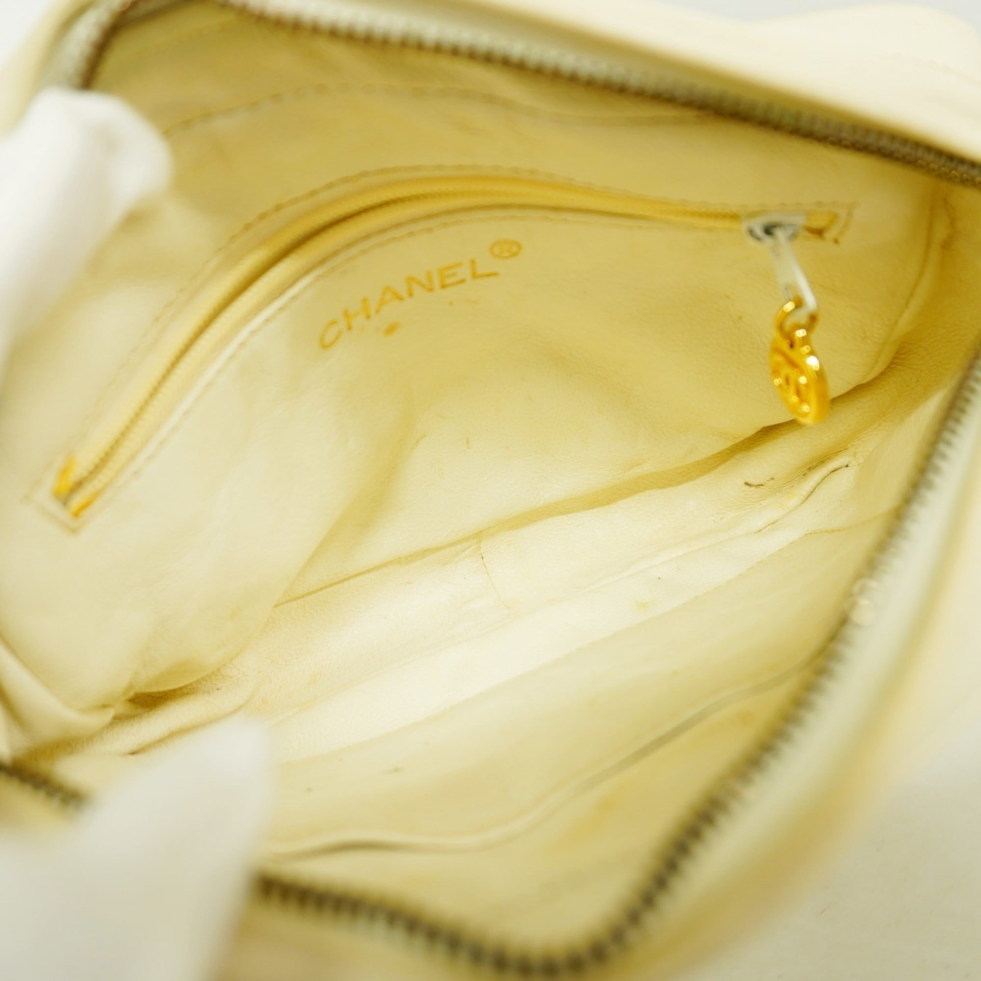 Chanel White Leather Shoulder Bag (Pre-Owned)