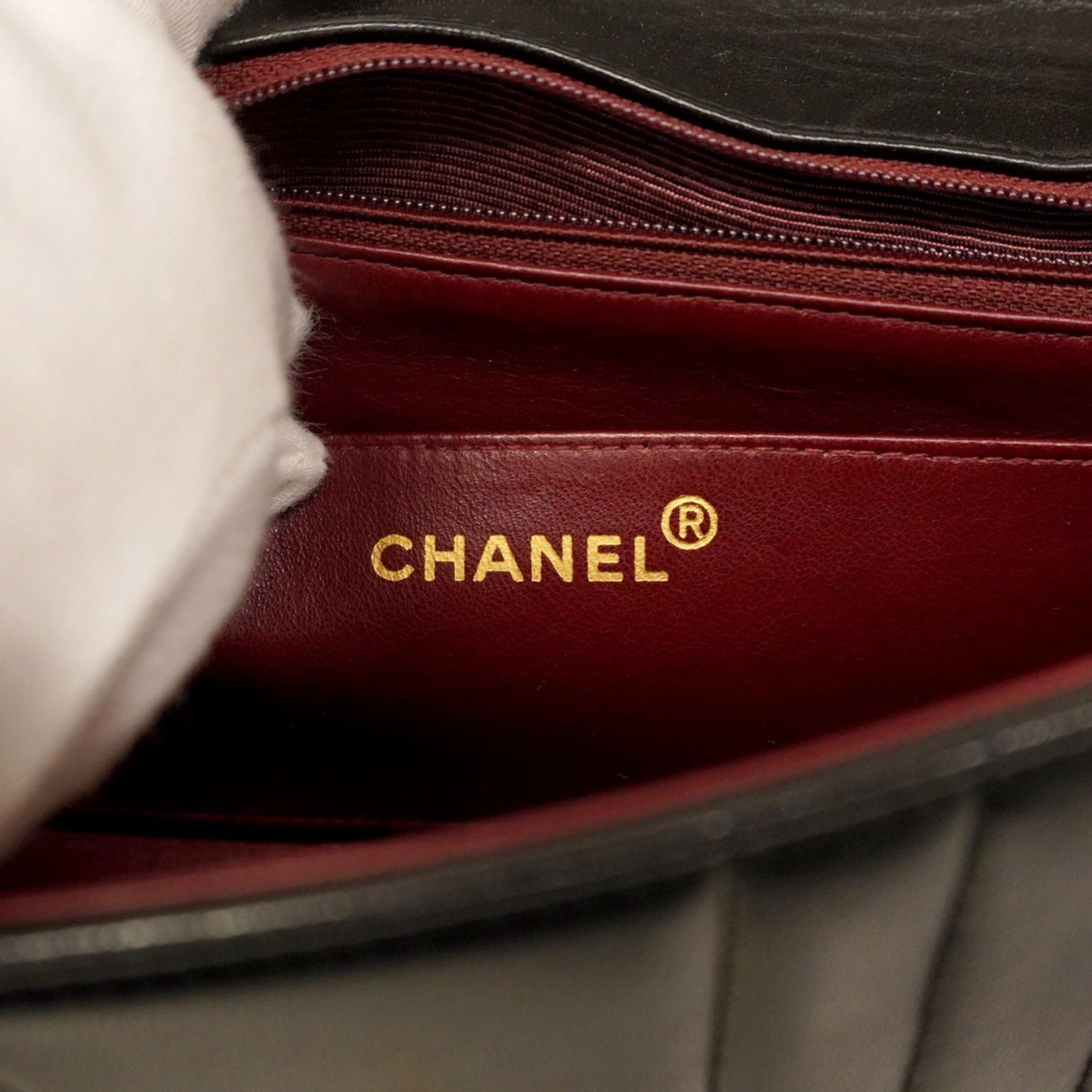 Chanel Black Leather Shoulder Bag (Pre-Owned)