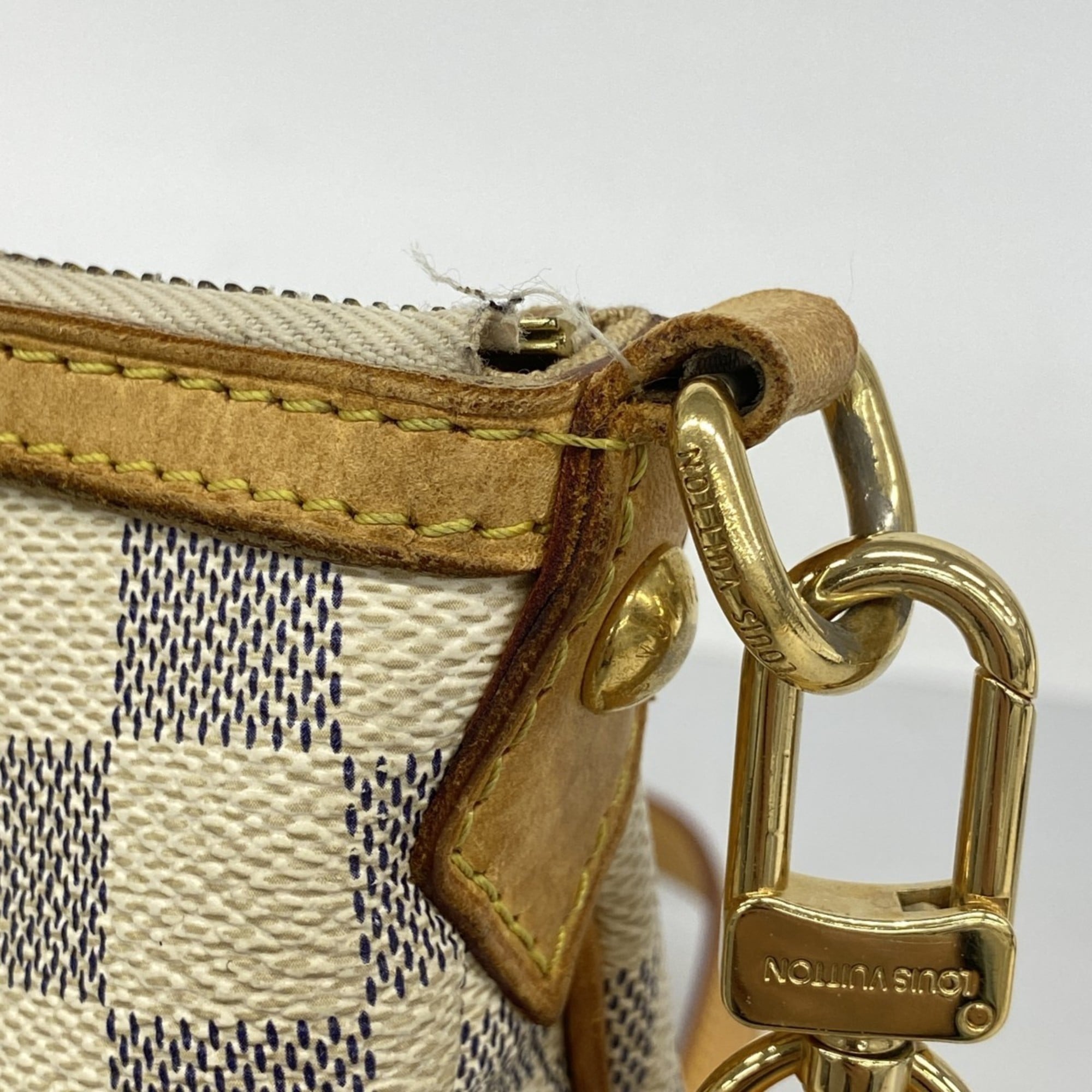 Louis Vuitton White Shoulder Bag (Pre-Owned)