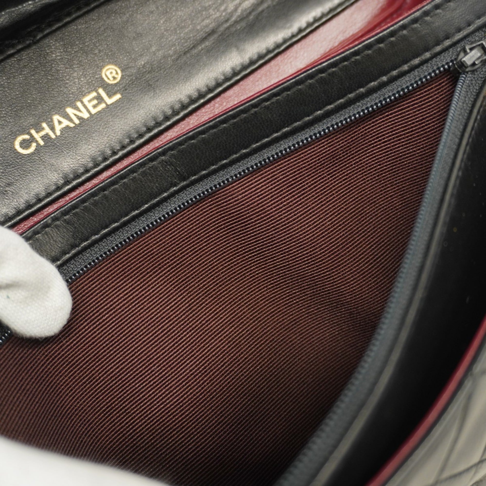 Chanel Black Leather Shoulder Bag (Pre-Owned)