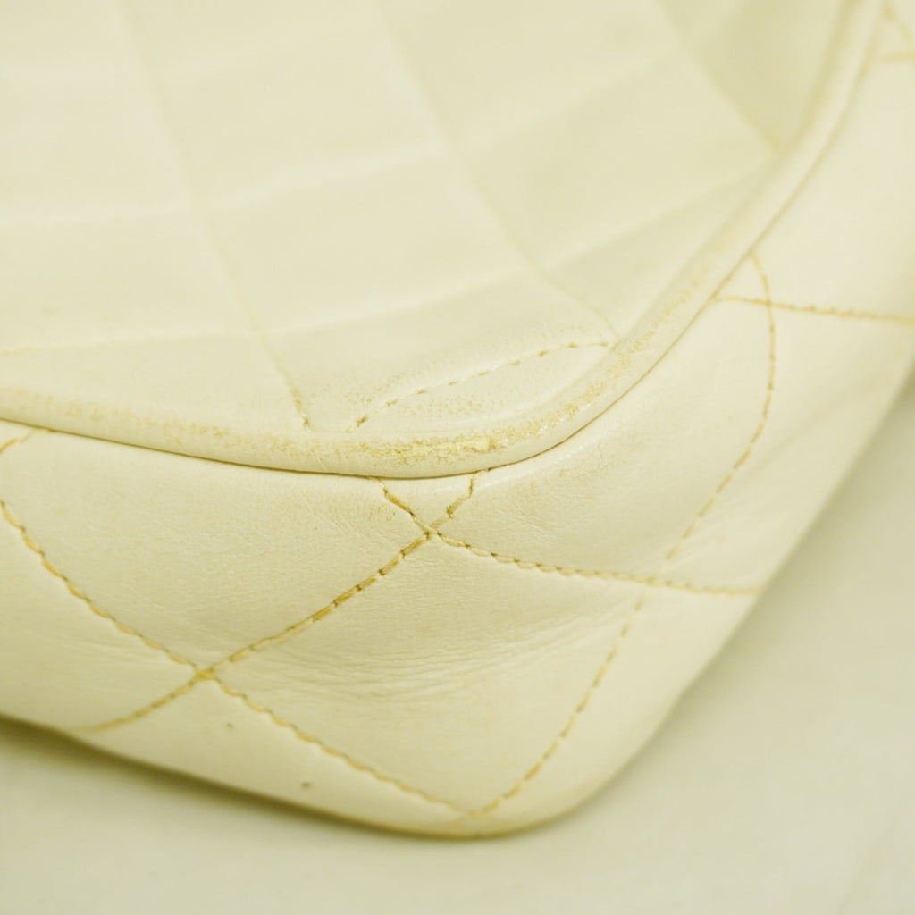 Chanel White Leather Shoulder Bag (Pre-Owned)