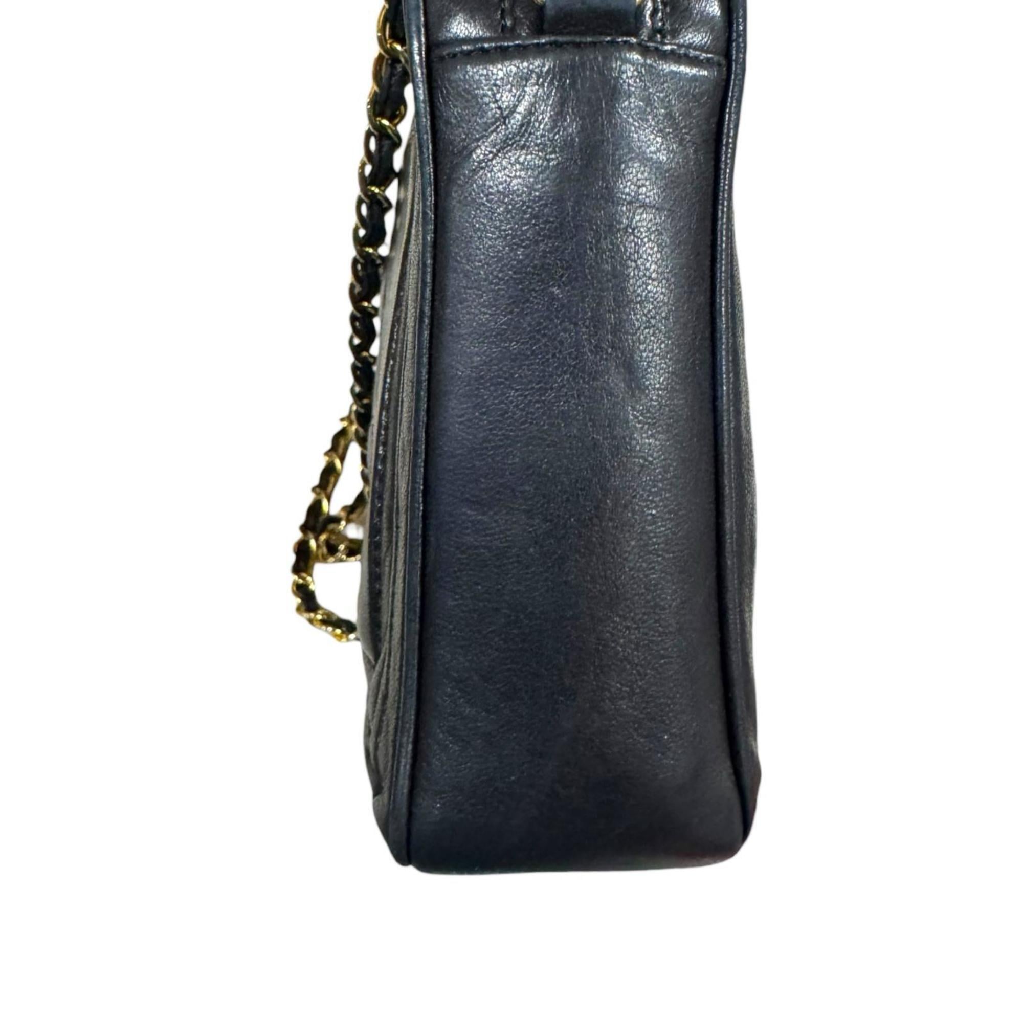 Chanel Black Leather Shoulder Bag (Pre-Owned)