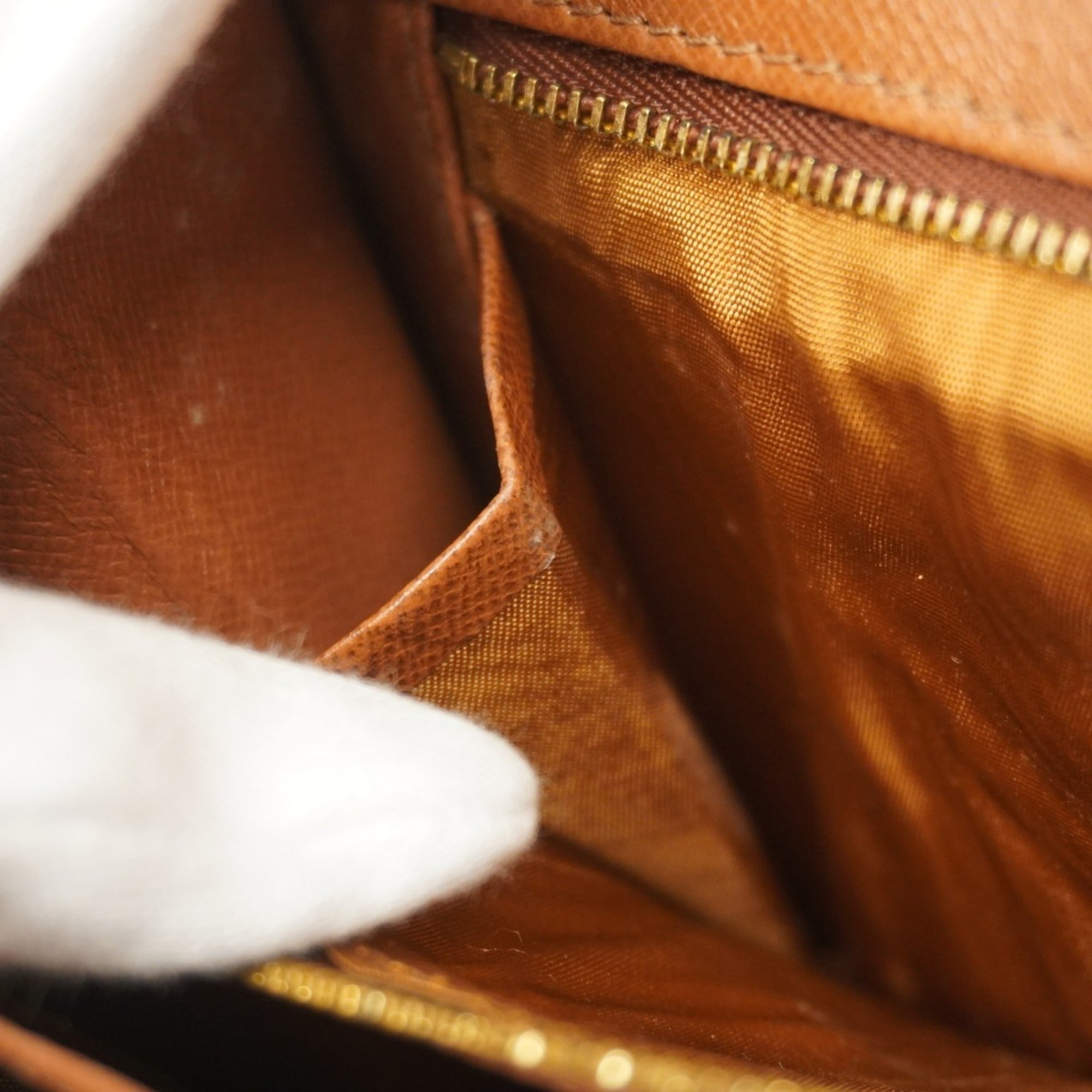 Louis Vuitton Brown Clutch Bag (Pre-Owned)