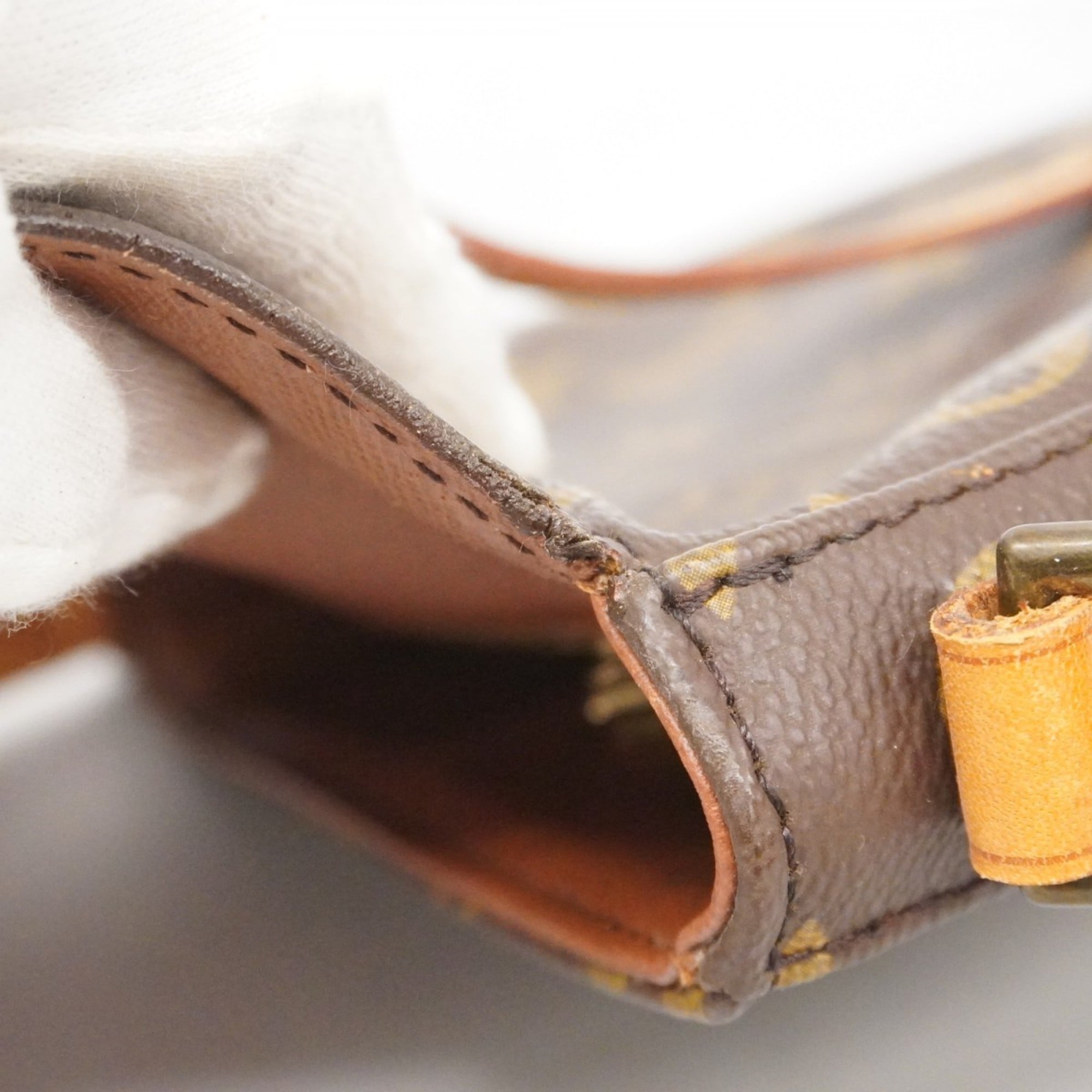 Louis Vuitton Brown Shoulder Bag (Pre-Owned)