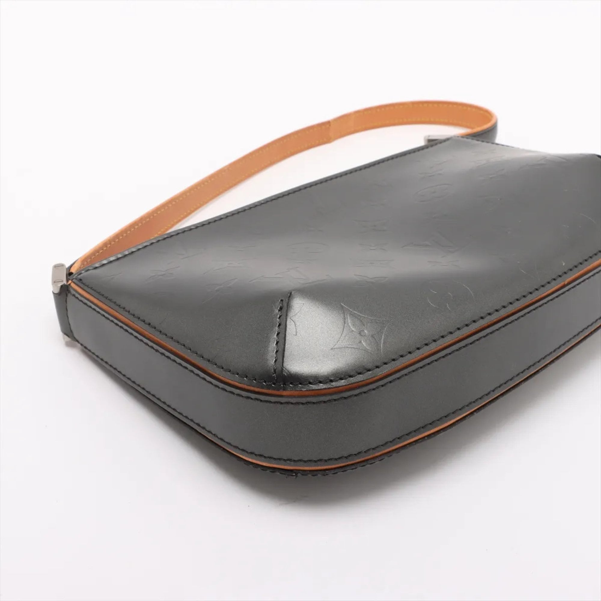 Louis Vuitton Noir Leather Shoulder Bag (Pre-Owned)