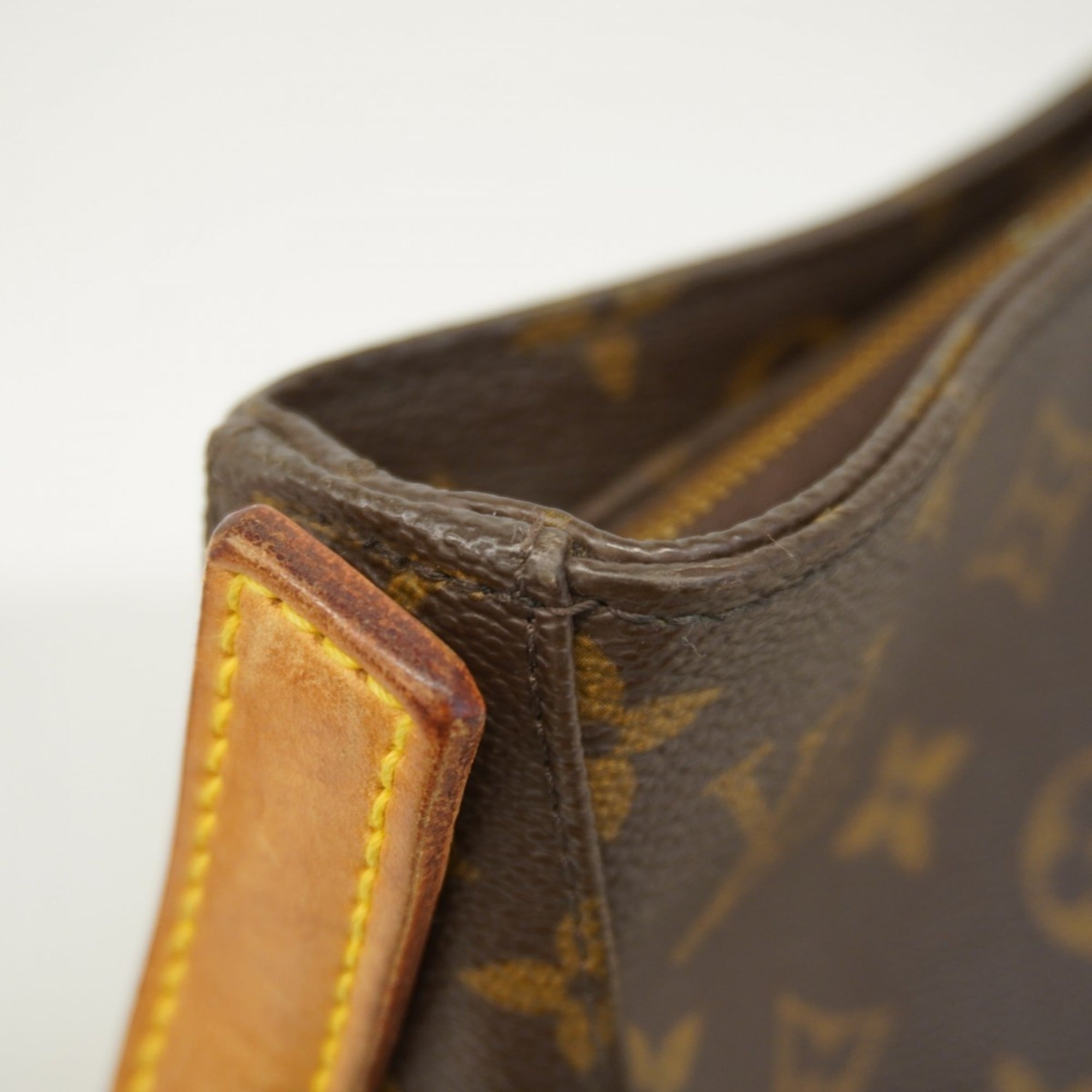 Louis Vuitton Brown Shoulder Bag (Pre-Owned)